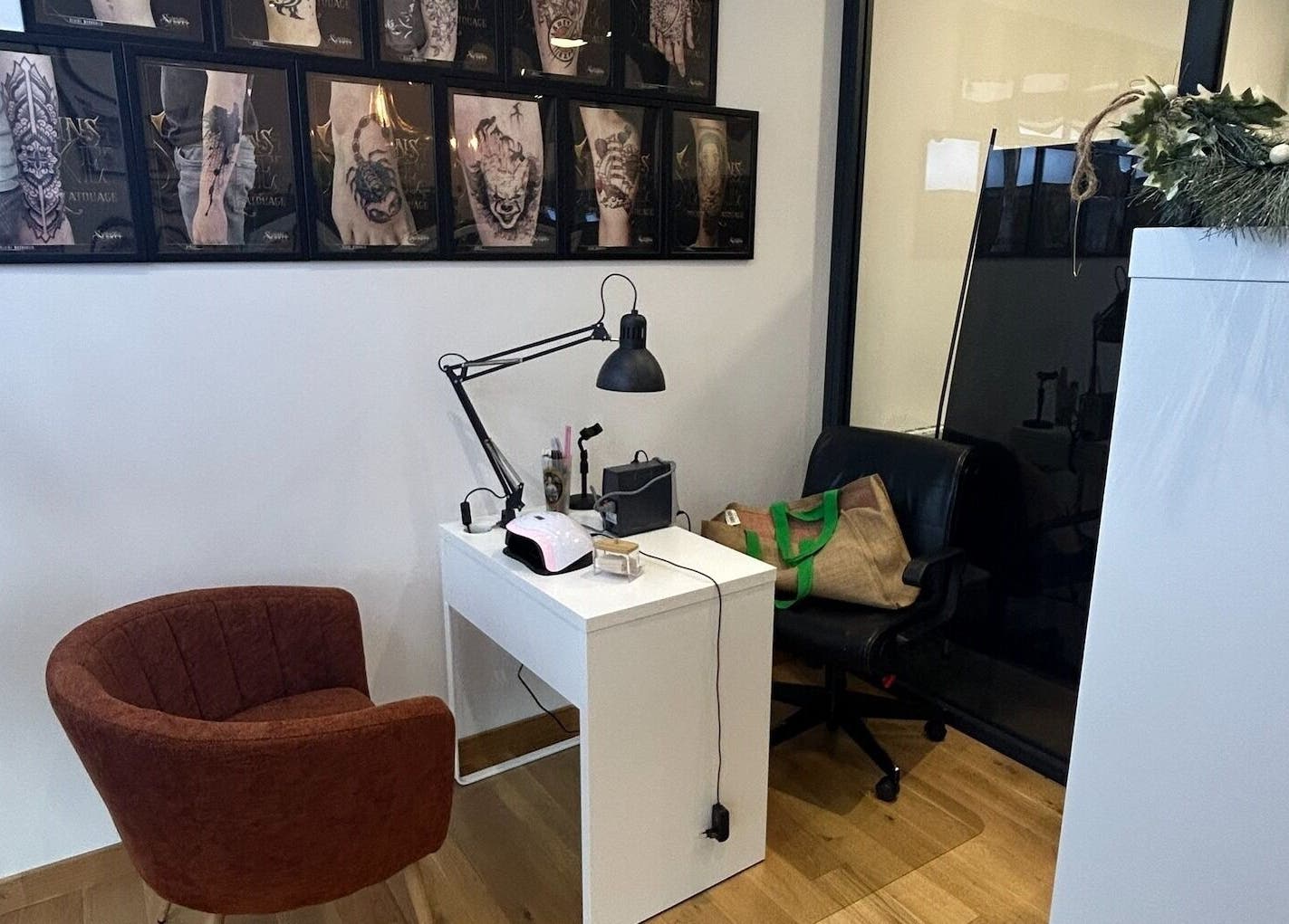 Coin manucure élégant chez Noess Nails, Méry-sur-oise, Île-de-france, FR, avec décoration murale artistique.