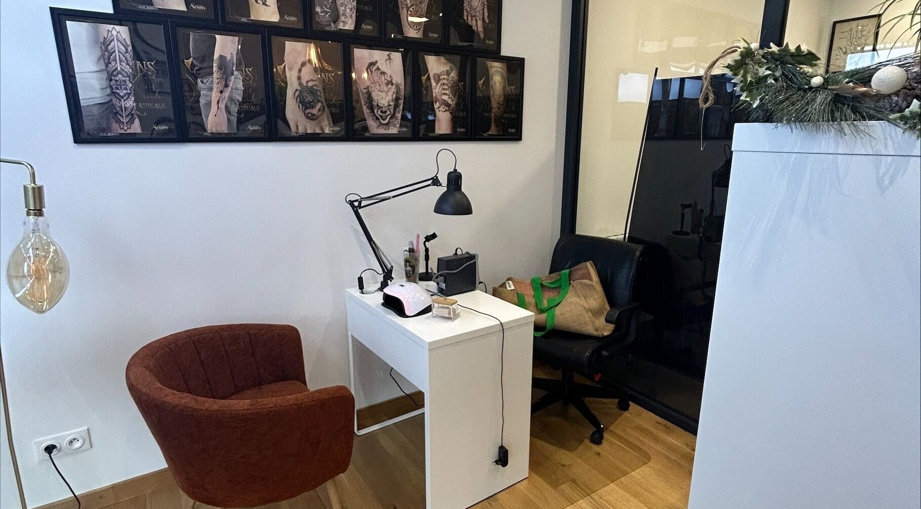 Coin manucure élégant chez Noess Nails à Méry-sur-oise, Île-de-france, FR avec chaise et décor mural.