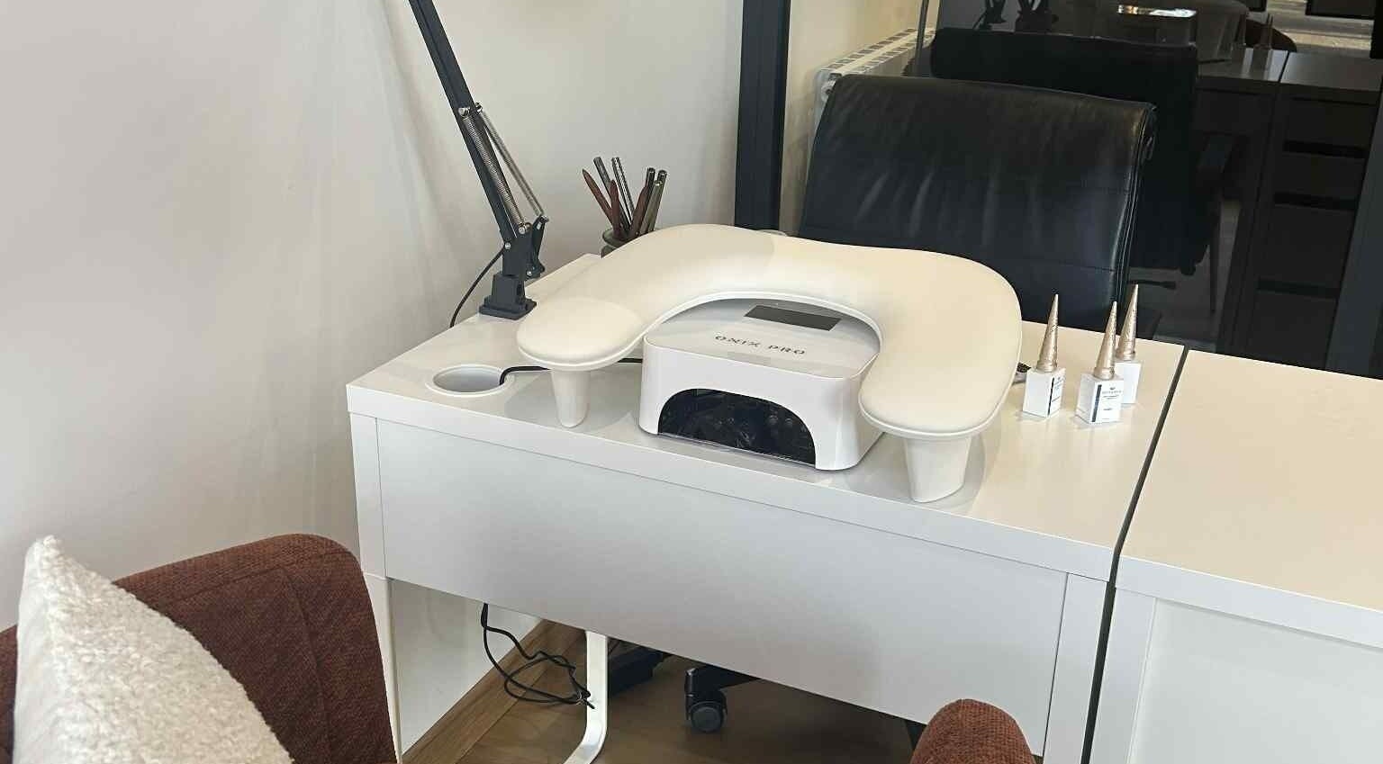 Espace manucure élégant chez Noess Nails, Méry-sur-oise, Île-de-france, FR avec lampe et matériel moderne.