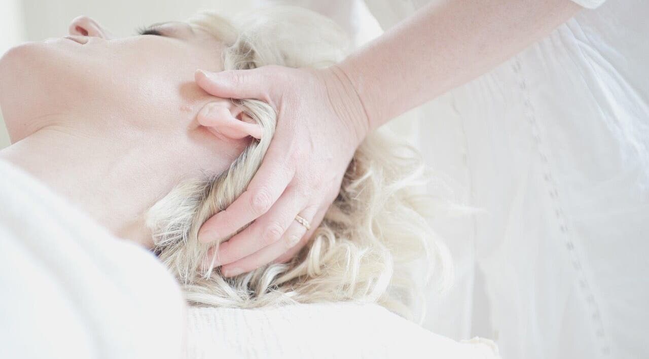 Relaxing head massage at Lomi Lomi Massage & Meditation, Lisboa, Lisboa, PT, promoting relaxation and wellness.