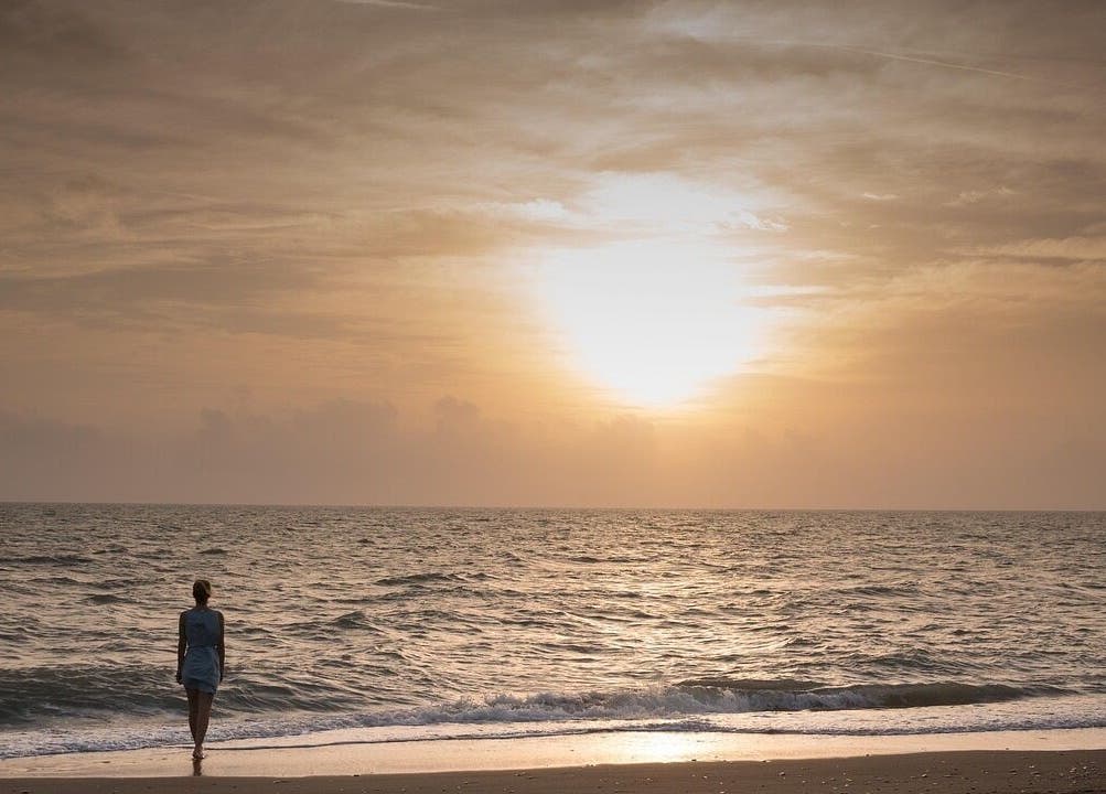 A peaceful beach sunset near Lomi Lomi Massage & Meditation in Lisboa, Lisboa, PT.