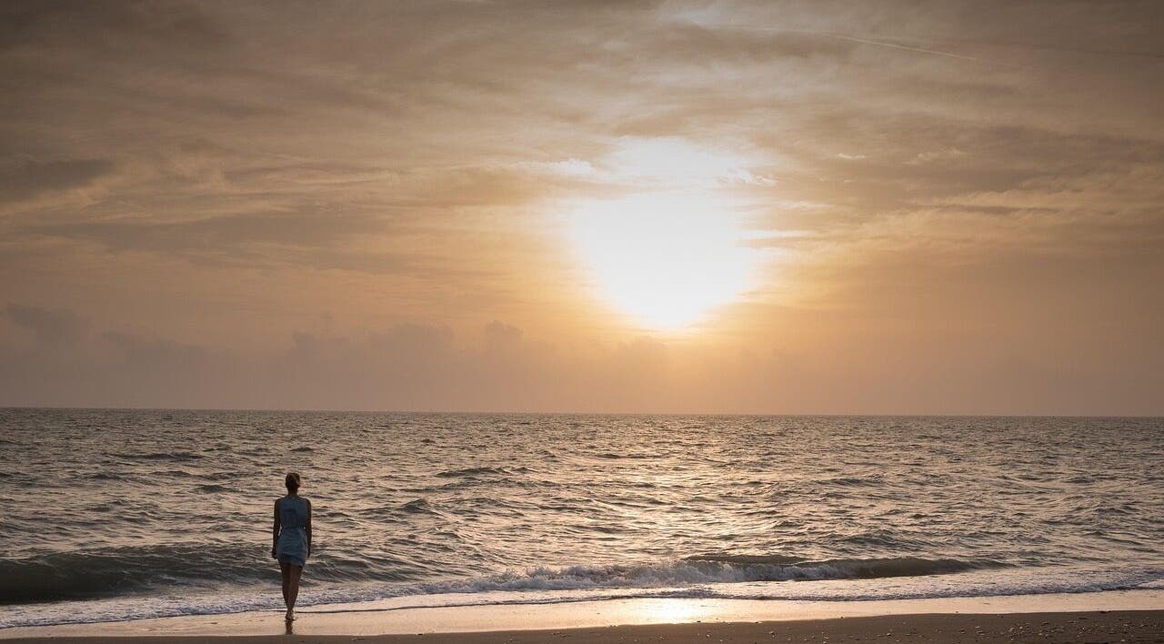 A peaceful beach sunset near Lomi Lomi Massage & Meditation in Lisboa, Lisboa, PT.