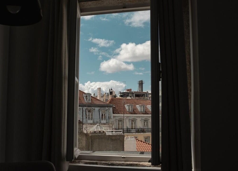 View from Lomi Lomi Massage & Meditation in Lisboa, Lisboa, PT displaying charming rooftop architecture.