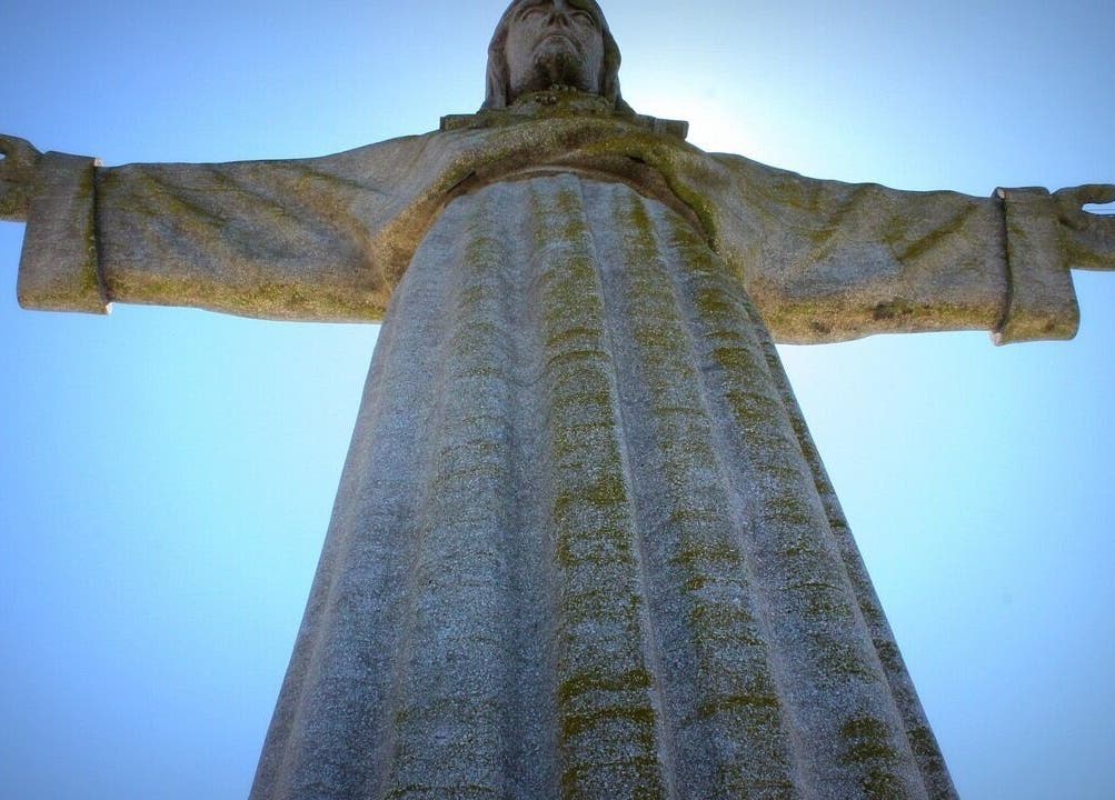 Majestic statue under blue sky near Lomi Lomi Massage & Meditation, Lisboa, Lisboa, PT.