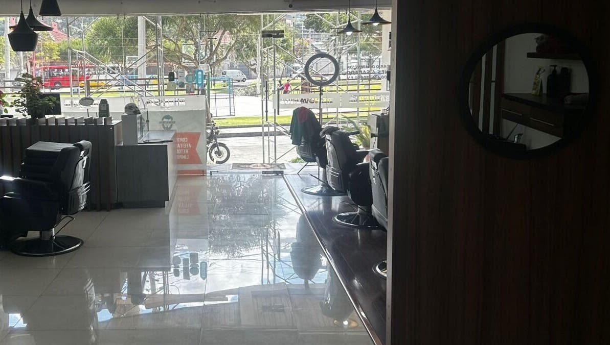 Salón elegante de D'Avila Barbería en Cuenca, Azuay, EC con sillas cómodas y vista panorámica.