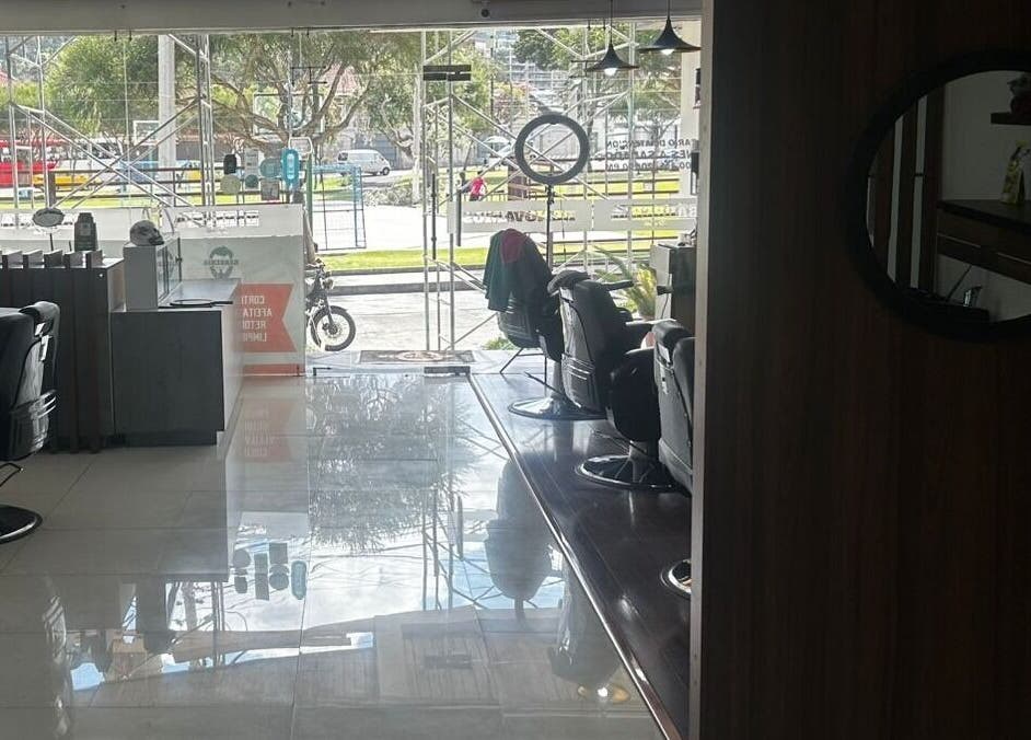 Salón elegante de D'Avila Barbería en Cuenca, Azuay, EC con sillas cómodas y vista panorámica.