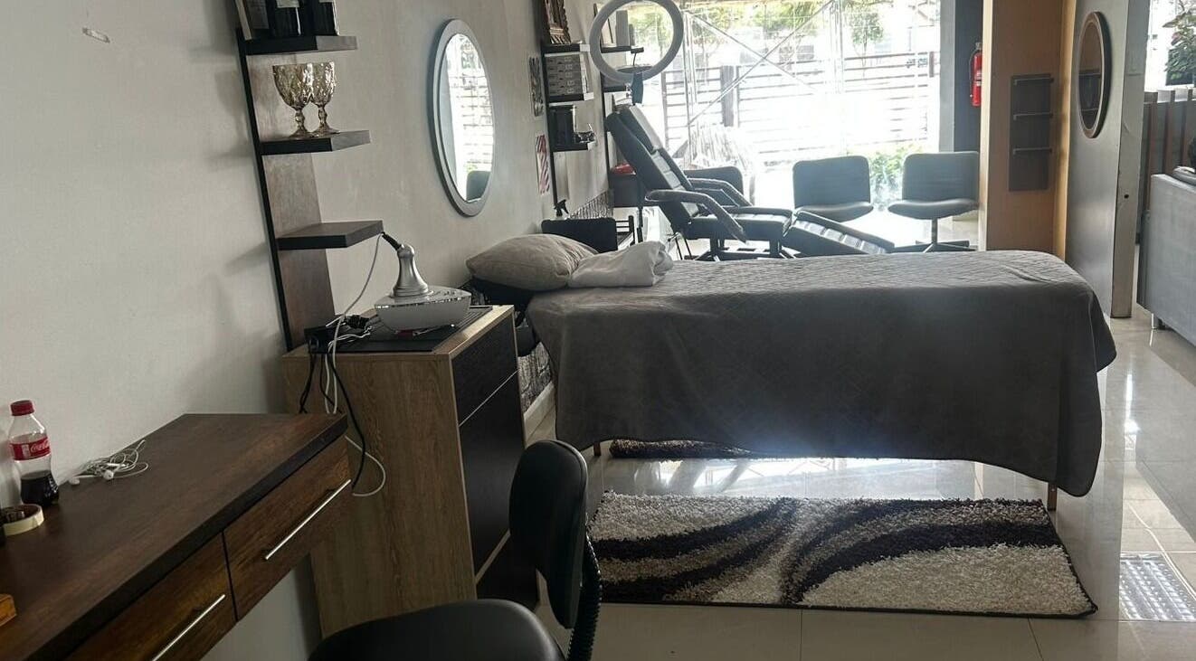 Sala acogedora en D'Avila Barbería, Cuenca, Azuay, EC, con camilla para tratamientos de belleza.