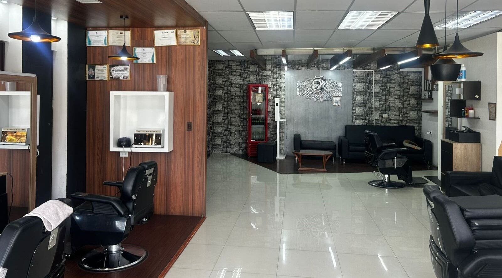 Interior moderno de D'Avila Barbería en Cuenca, Azuay, EC, con sillas elegantes y decoración contemporánea.