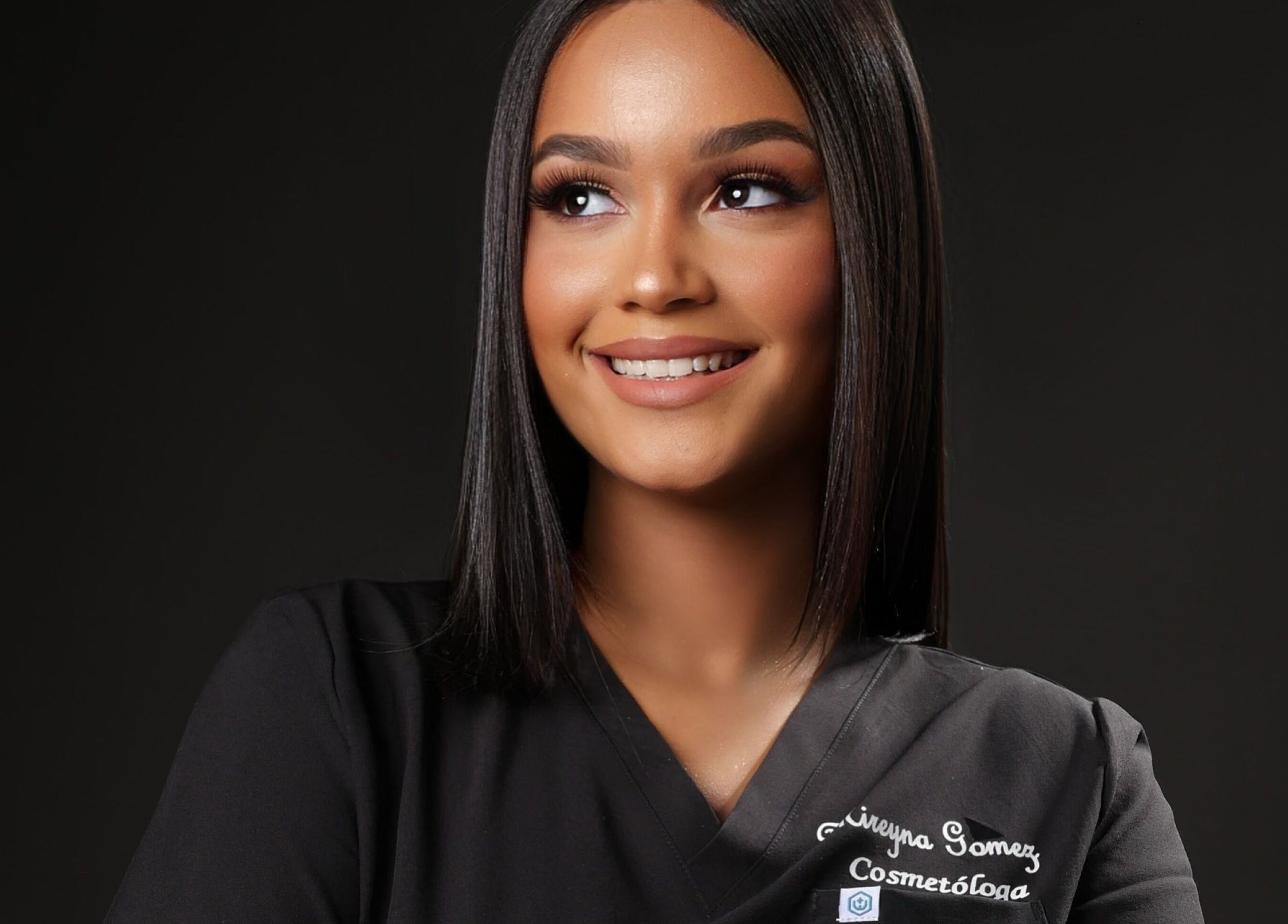 Especialista en Mireyna’s Glow Studio, Santo Domingo, con uniforme profesional y sonrisa cálida.