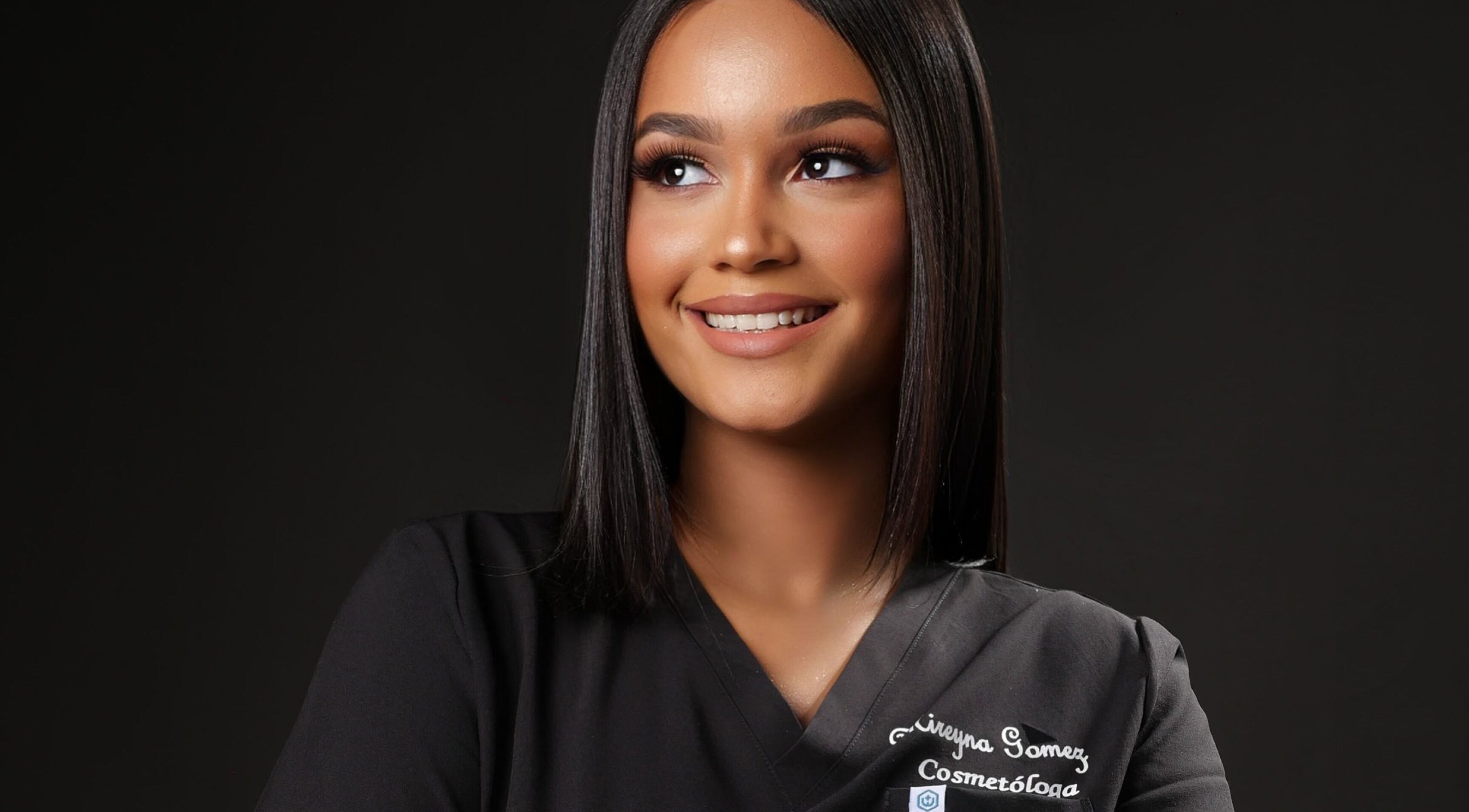 Especialista en Mireyna’s Glow Studio, Santo Domingo, con uniforme profesional y sonrisa cálida.