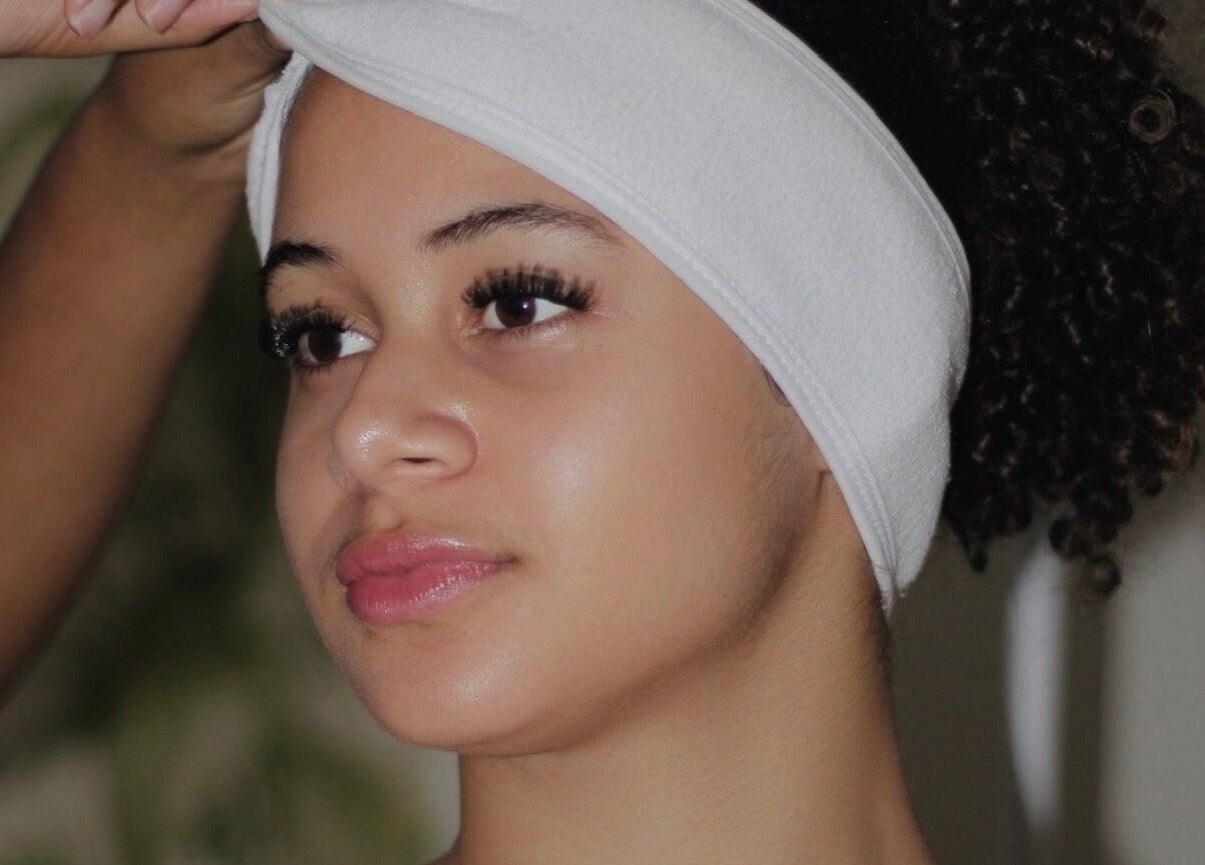 Tratamiento facial en Mireyna’s glow studio, Santo Domingo, Distrito Nacional, DO, mostrando piel radiante.