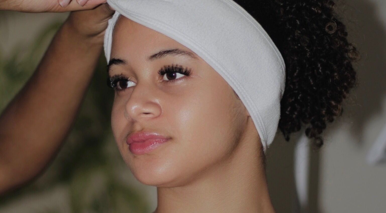 Tratamiento facial en Mireyna’s glow studio, Santo Domingo, Distrito Nacional, DO, mostrando piel radiante.