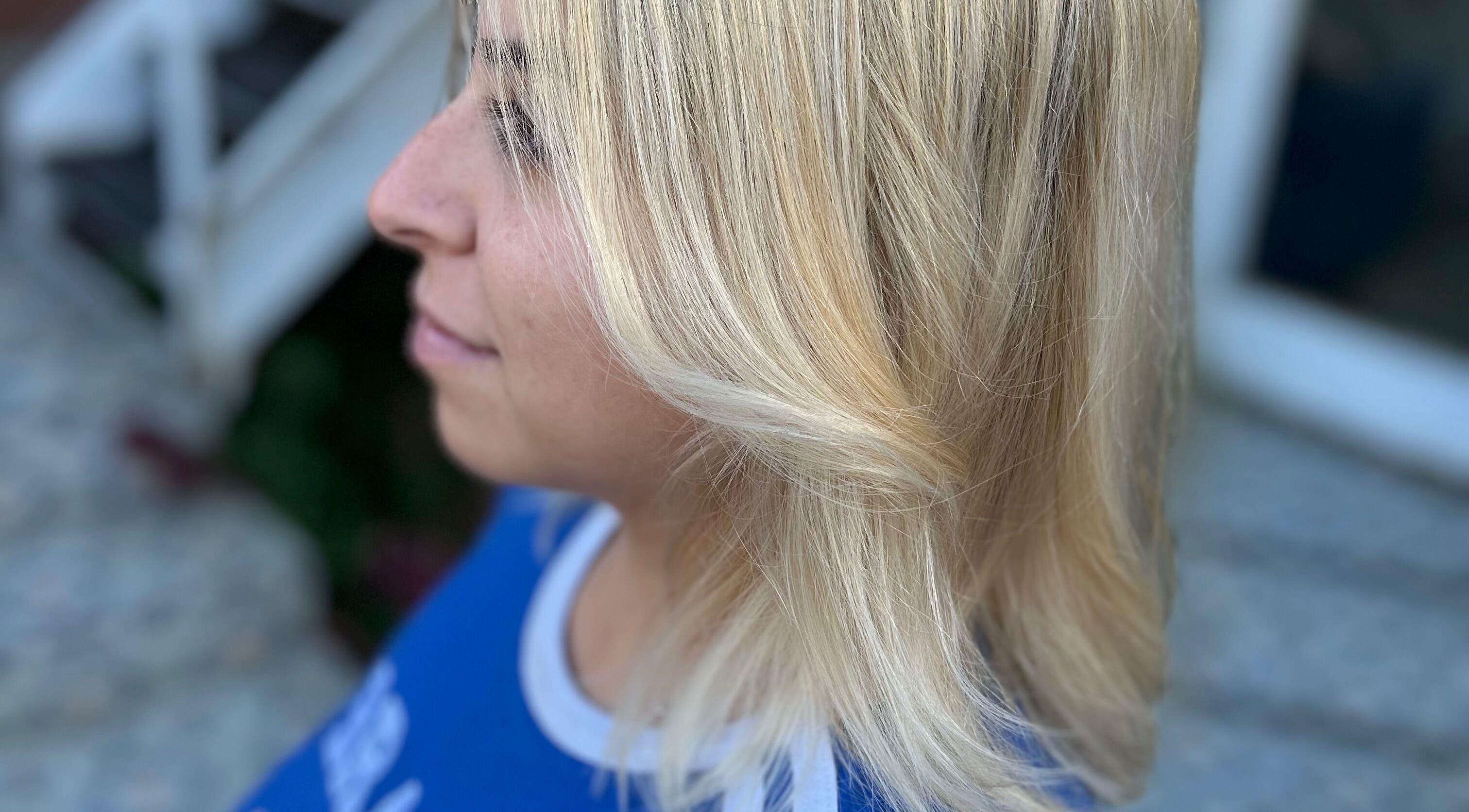 Side view of a woman's blonde hair styled at Indiscretx, Valparaíso, Valparaíso, CL.