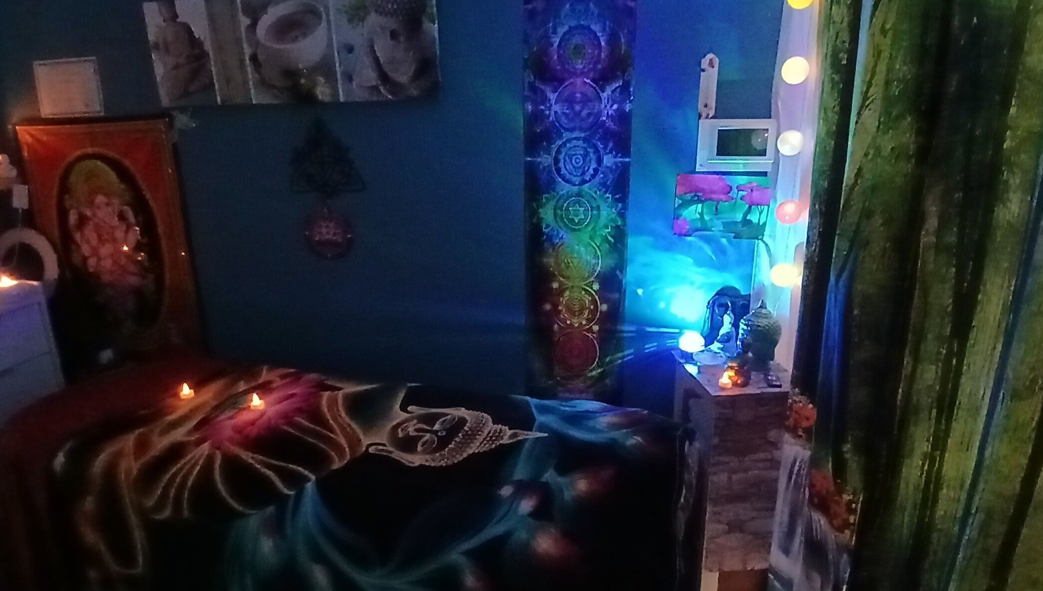 Salle de relaxation chez Harmony&Equilibre à Villandraut, Nouvelle-aquitaine, FR, avec décor apaisant et bougies.