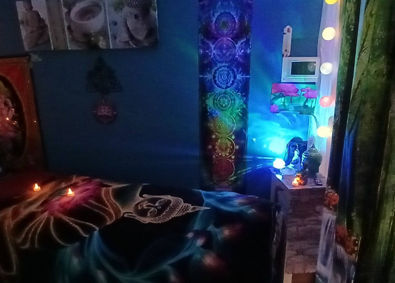 Salle de relaxation chez Harmony&Equilibre à Villandraut, Nouvelle-aquitaine, FR, avec décor apaisant et bougies.