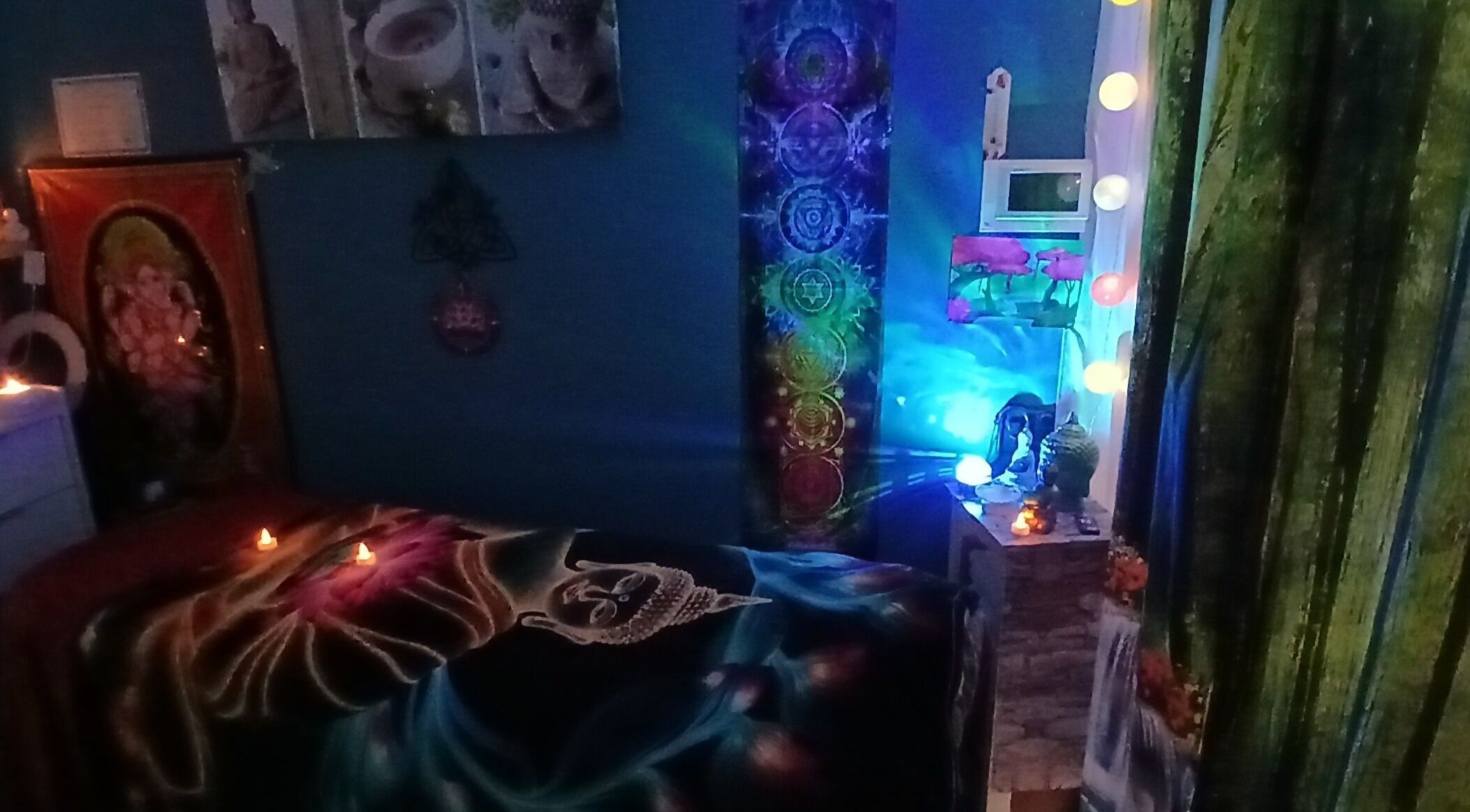 Salle de relaxation chez Harmony&Equilibre à Villandraut, Nouvelle-aquitaine, FR, avec décor apaisant et bougies.