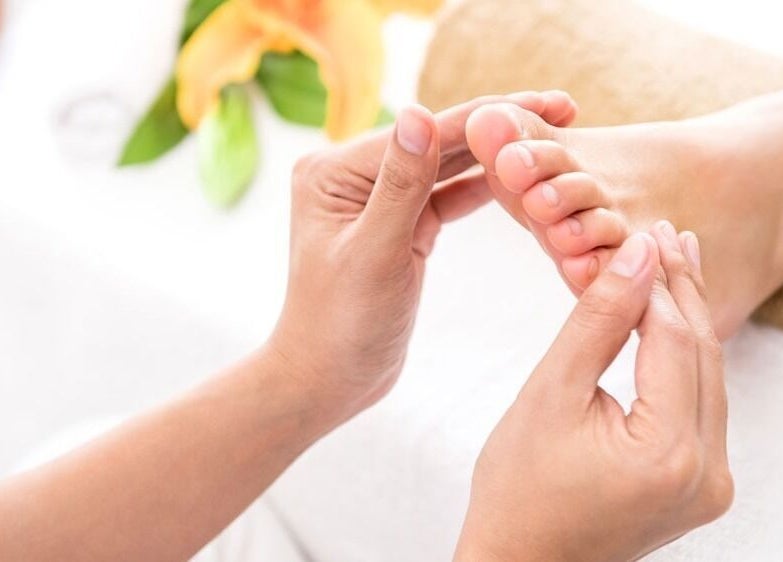 Massage des pieds à Harmony&Equilibre, Villandraut, Nouvelle-Aquitaine, FR pour détente ultime.