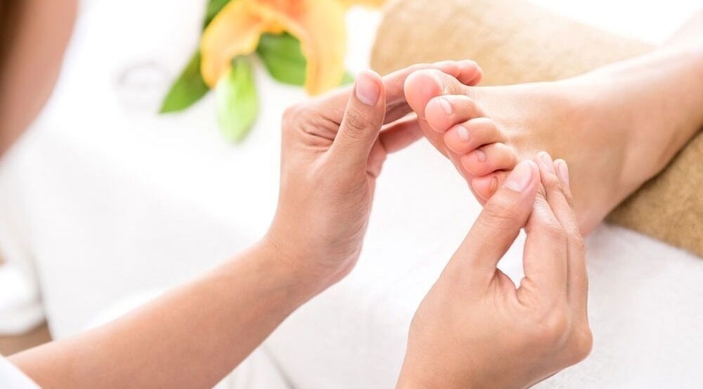 Massage des pieds à Harmony&Equilibre, Villandraut, Nouvelle-Aquitaine, FR pour détente ultime.