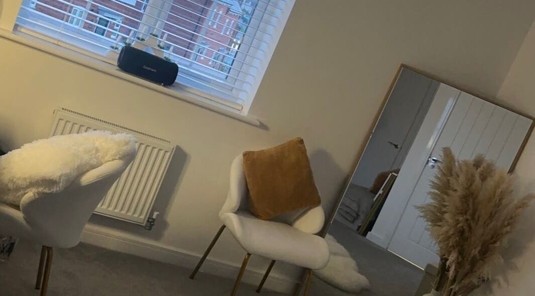 Cozy seating at Caimem Hair, Swadlincote, England, GB with pampas decor and mirror.