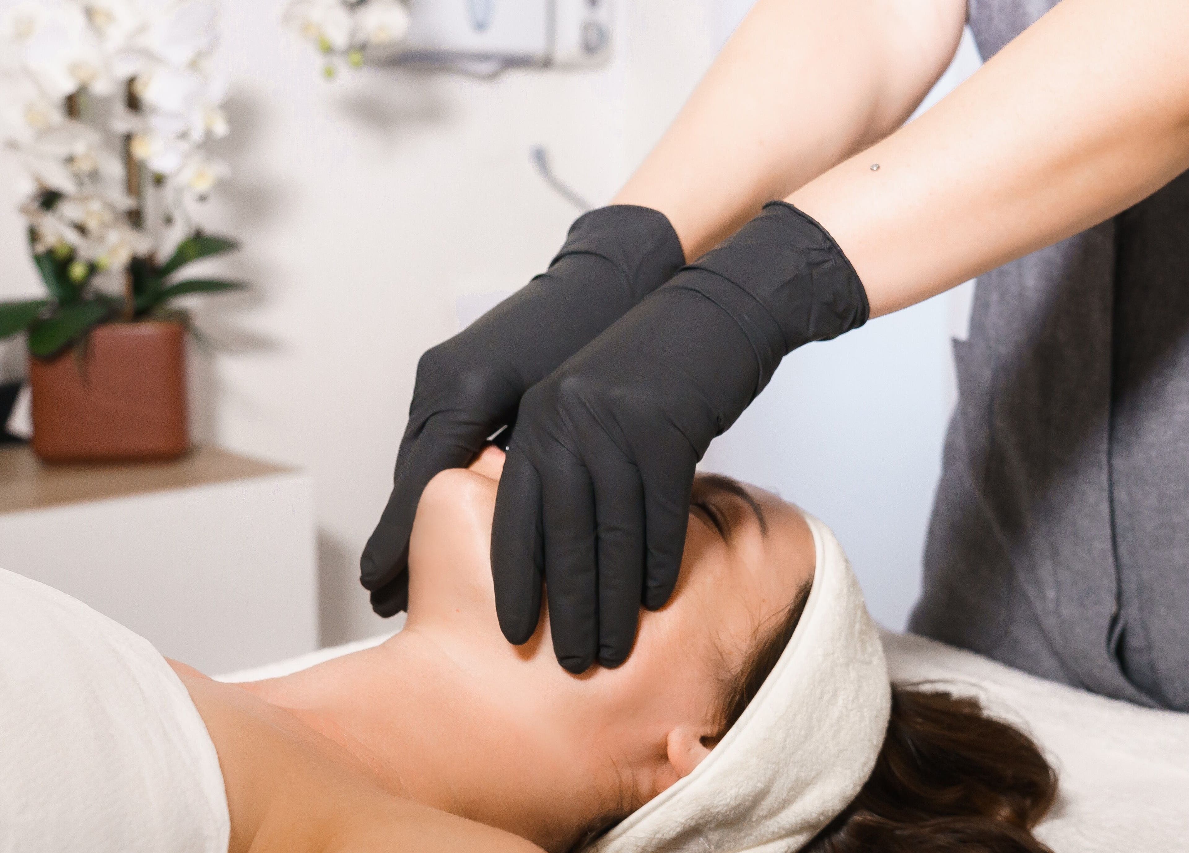 Trattamento lifting manuale al Kateryna Dr. Manual-Face-Lifting a Milano, Lombardia, IT.