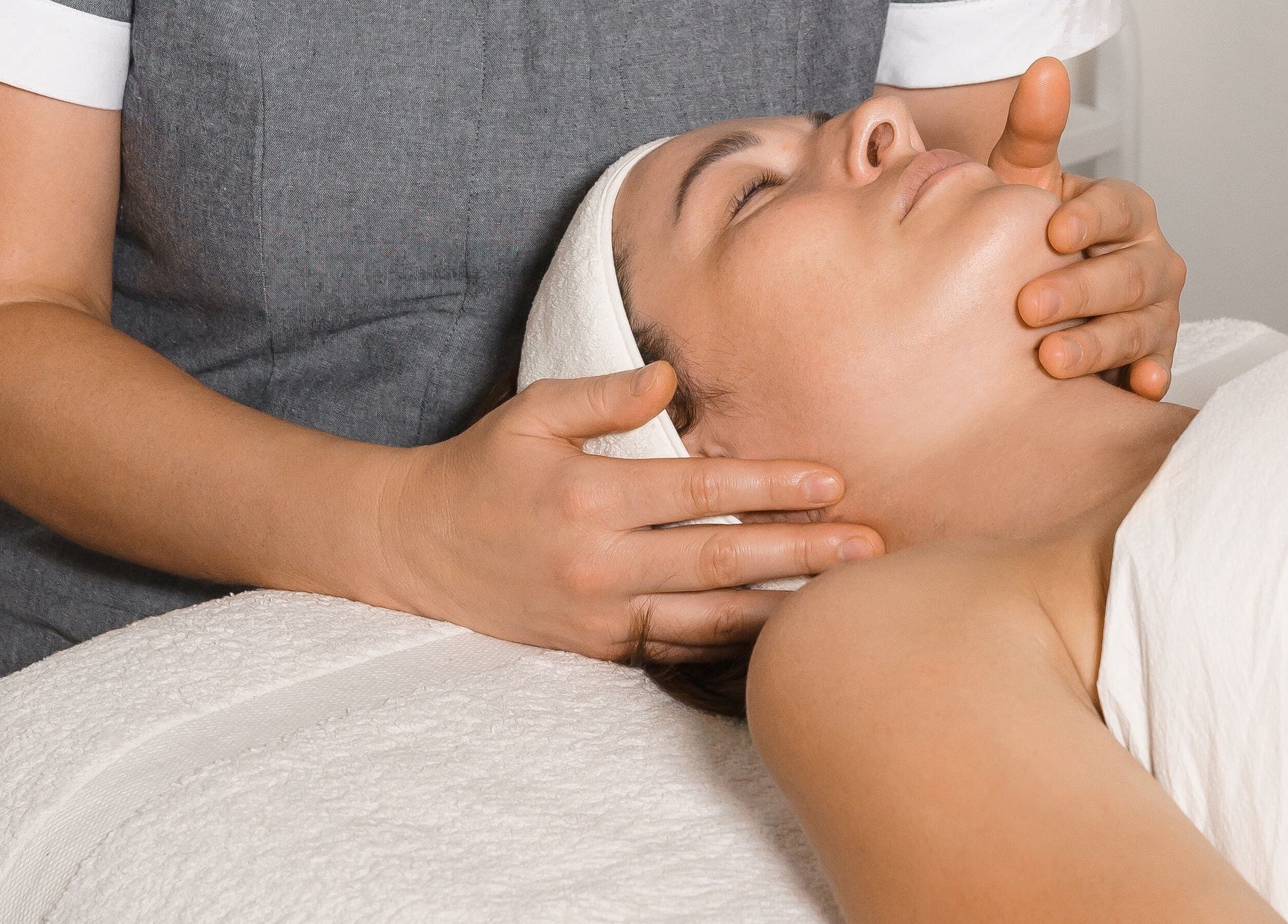 Trattamento manuale al viso presso Kateryna Dr. Manual-Face-Lifting, Milano, Lombardia, IT.