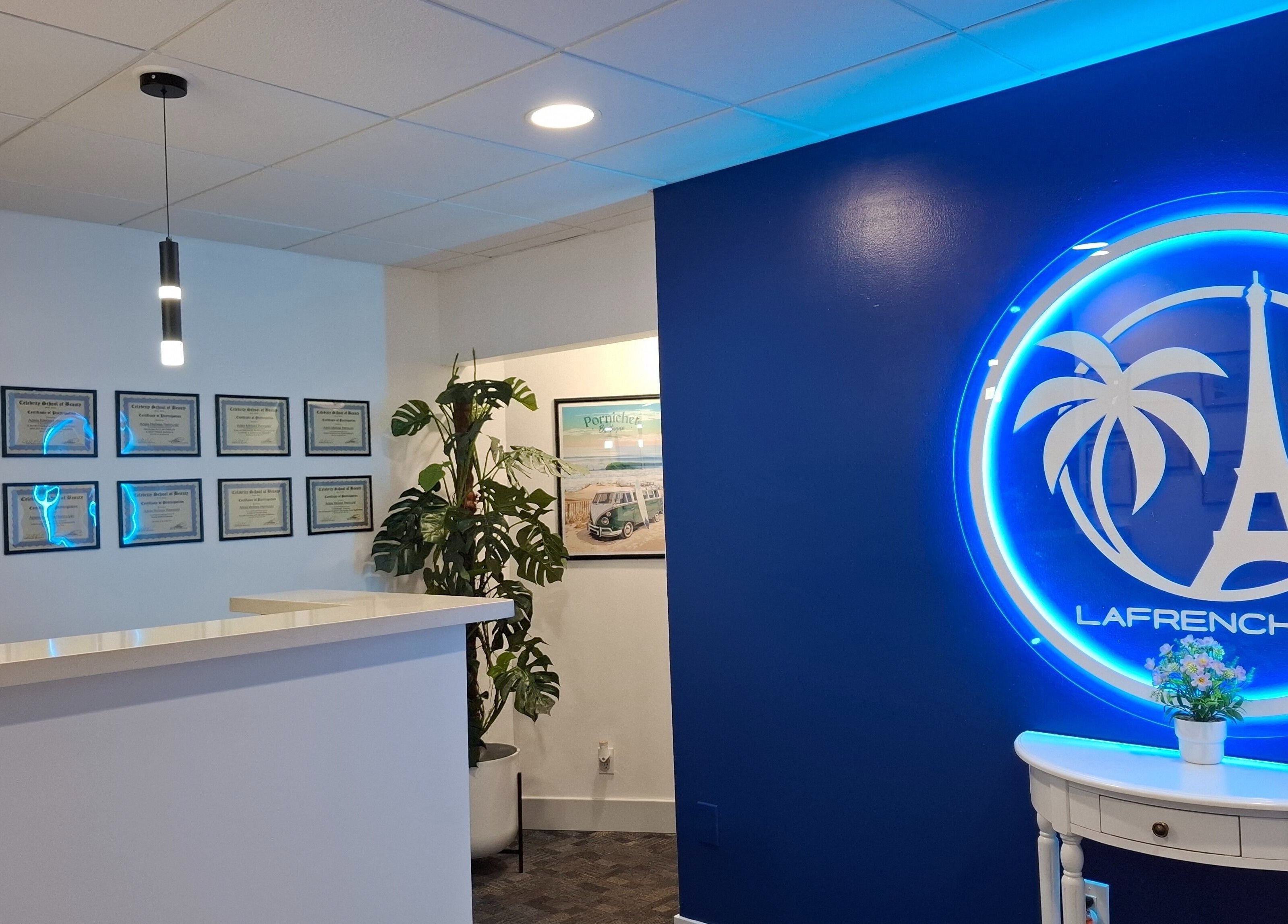 Réception de LA French Spa à Coral Gables, Florida, US avec décoration moderne et enseigne lumineuse.