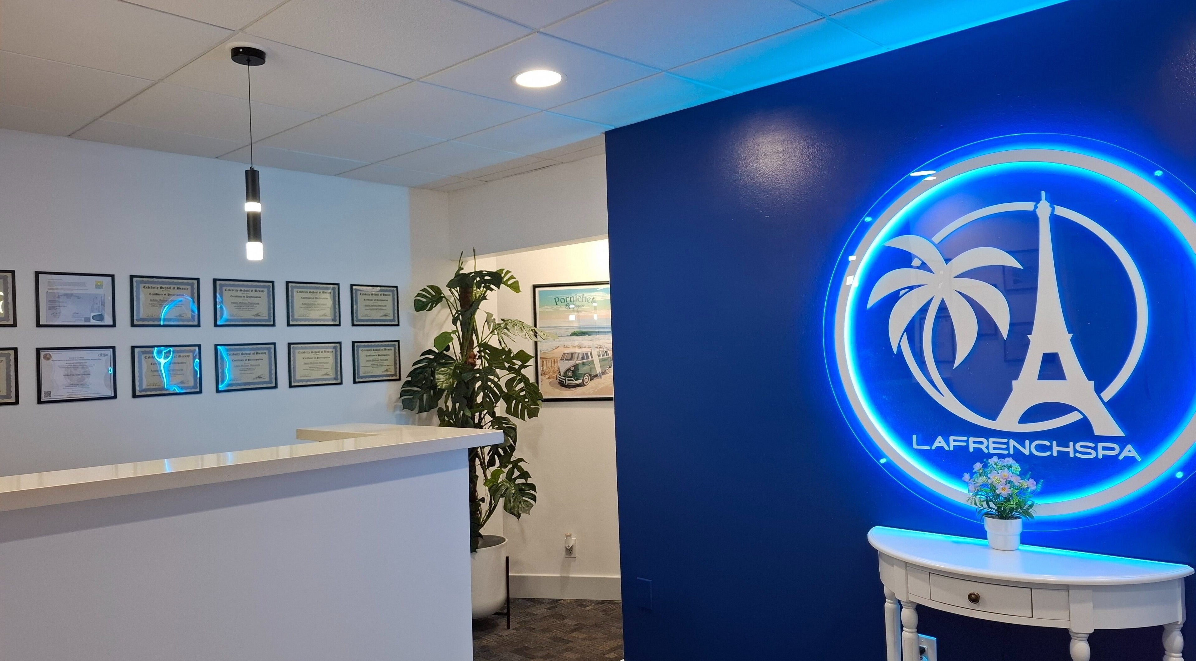 Réception de LA French Spa à Coral Gables, Florida, US avec décoration moderne et enseigne lumineuse.
