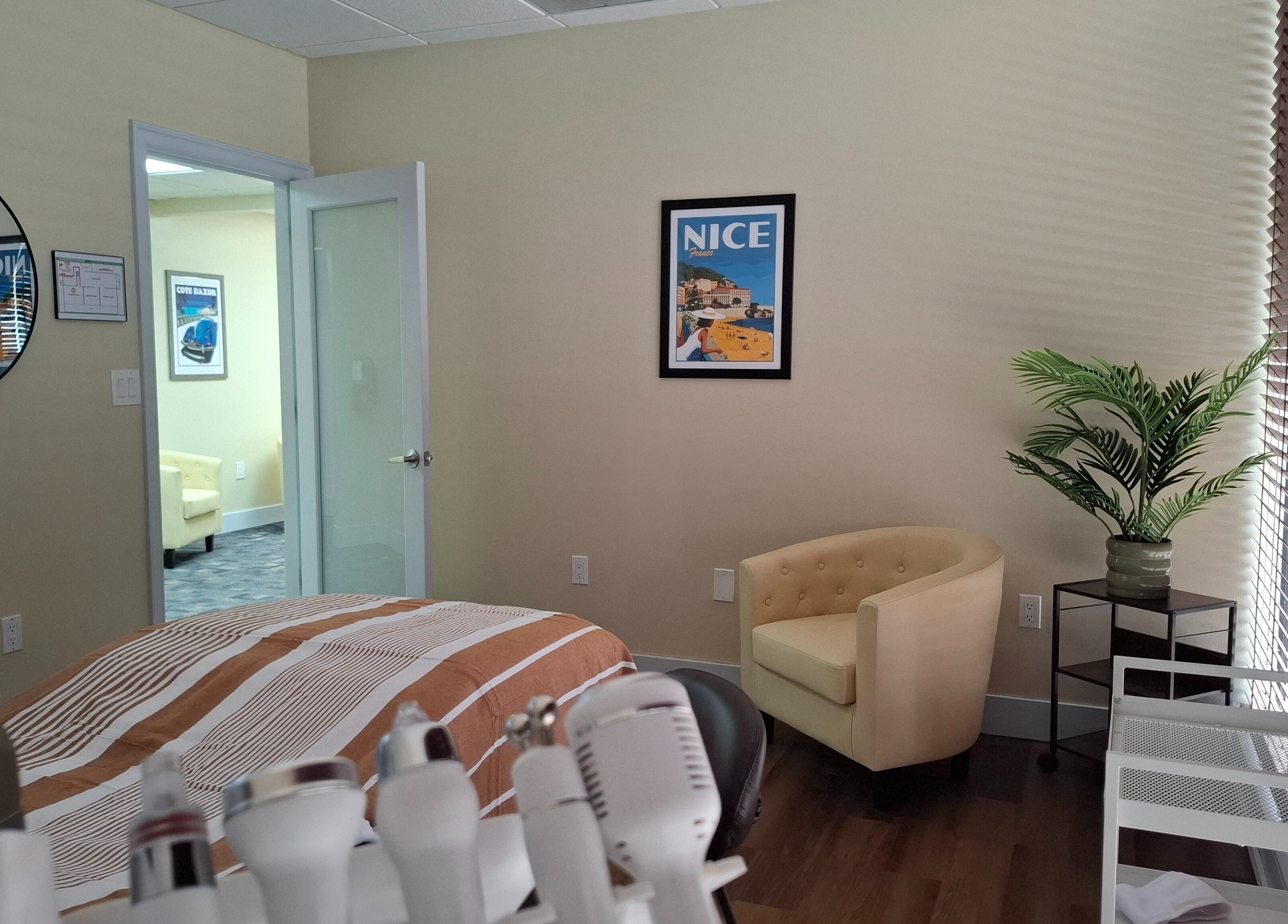 Salle de soins relaxante à LA French Spa, Coral Gables, Florida, US, avec décoration apaisante et fauteuil confortable.