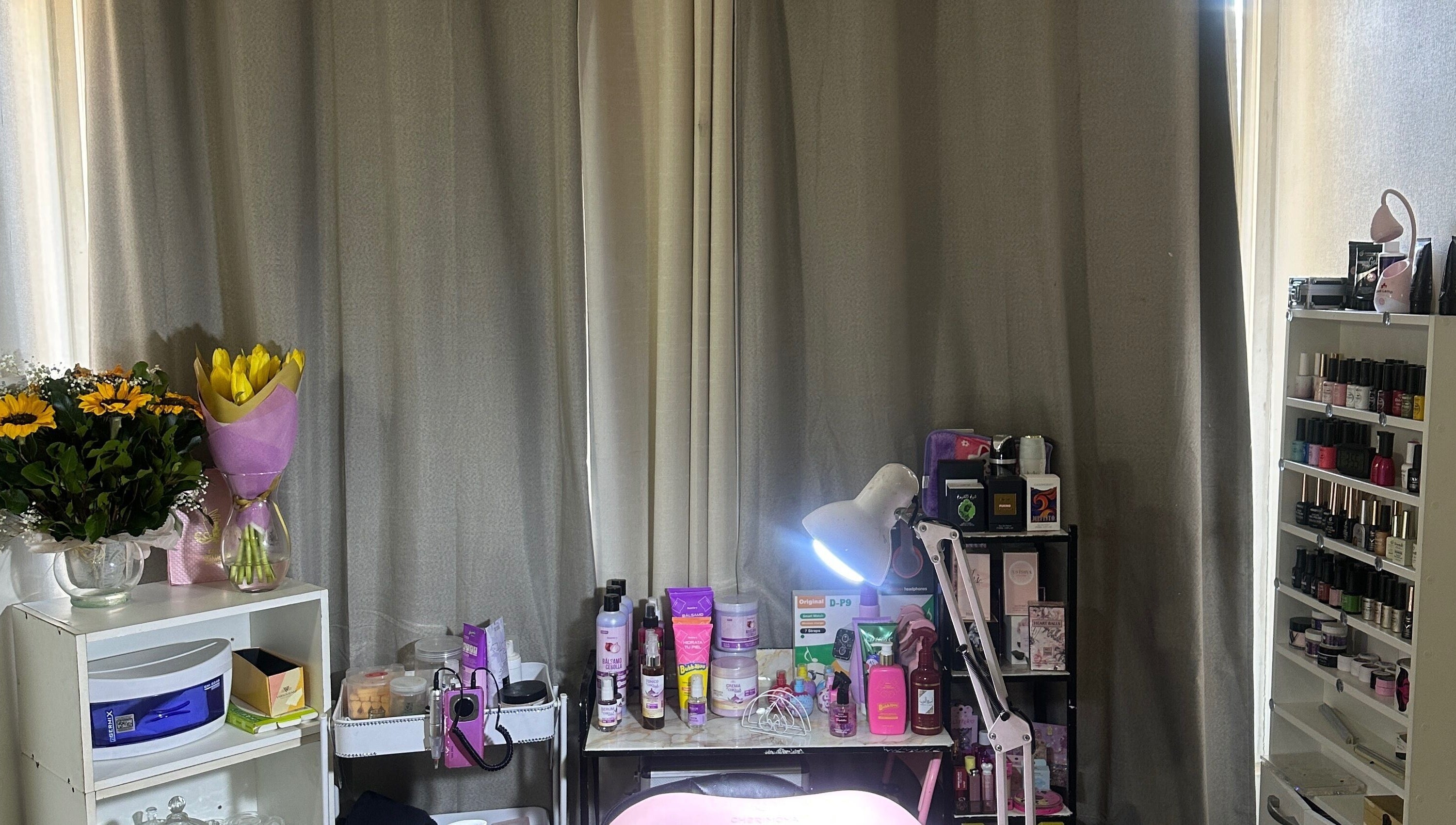 Queen Studio beauty setup with nail polishes in Ñuñoa, Región Metropolitana, CL.