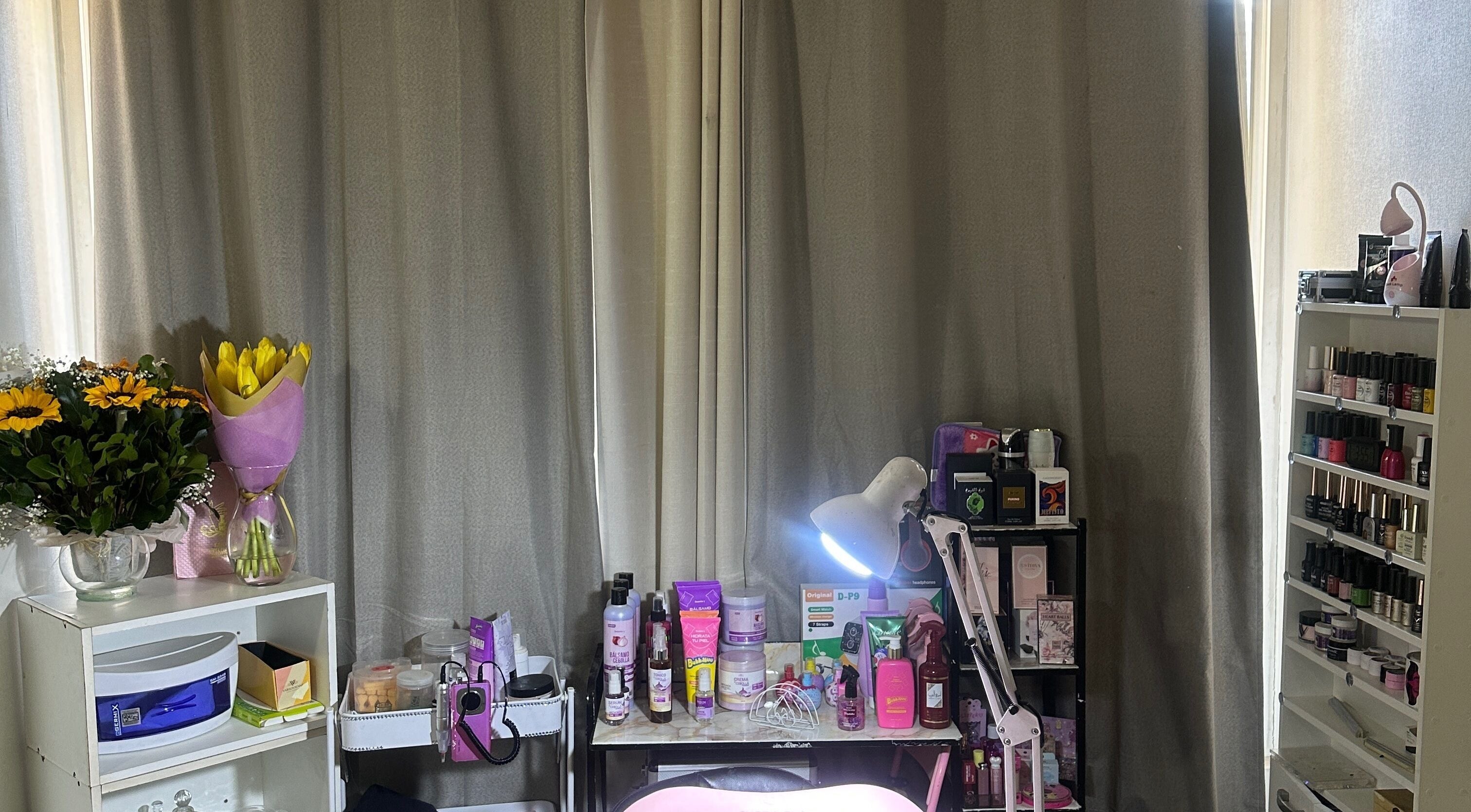 Queen Studio beauty setup with nail polishes in Ñuñoa, Región Metropolitana, CL.