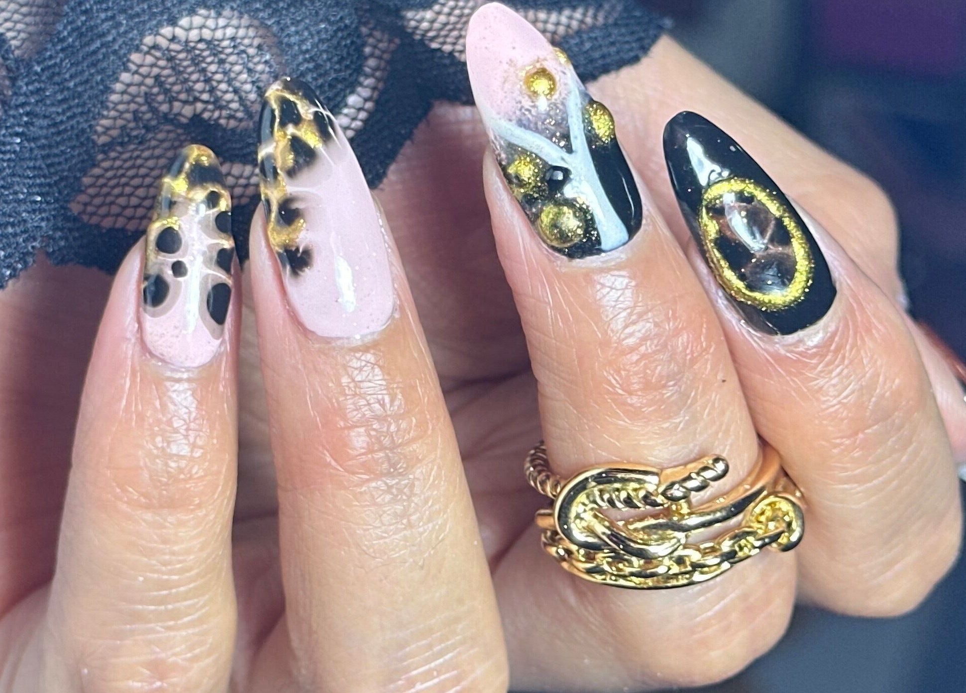 Stunning nail art with gold accents at Queen Studio, Ñuñoa, Región Metropolitana, CL.