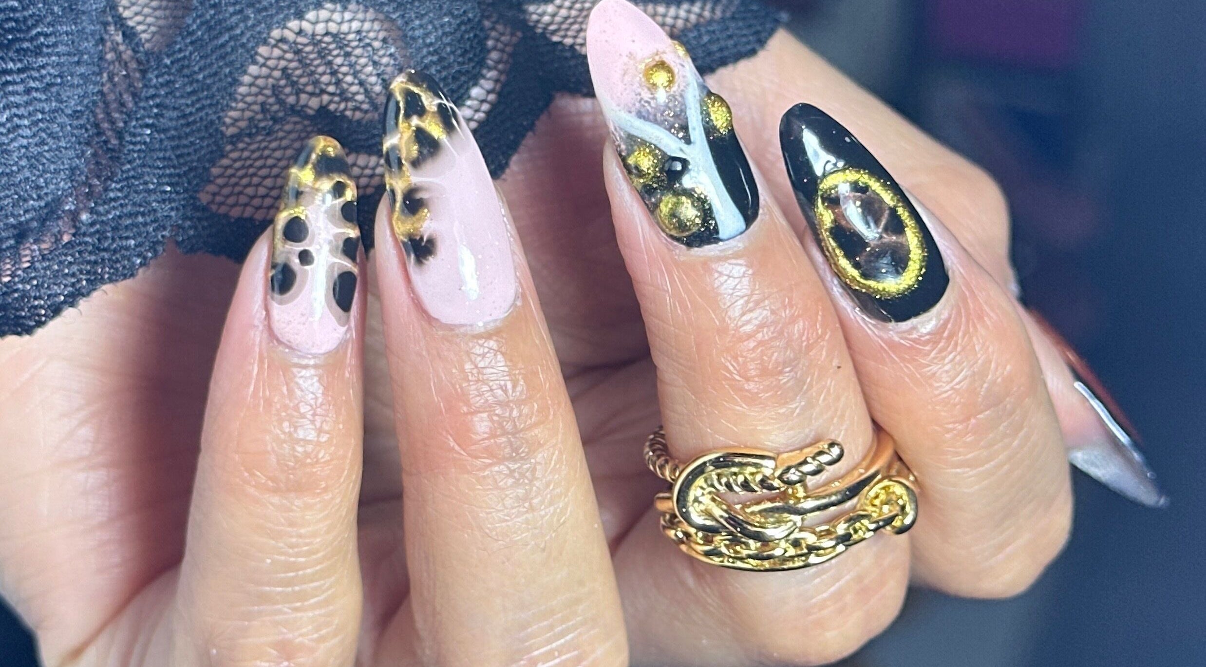 Stunning nail art with gold accents at Queen Studio, Ñuñoa, Región Metropolitana, CL.