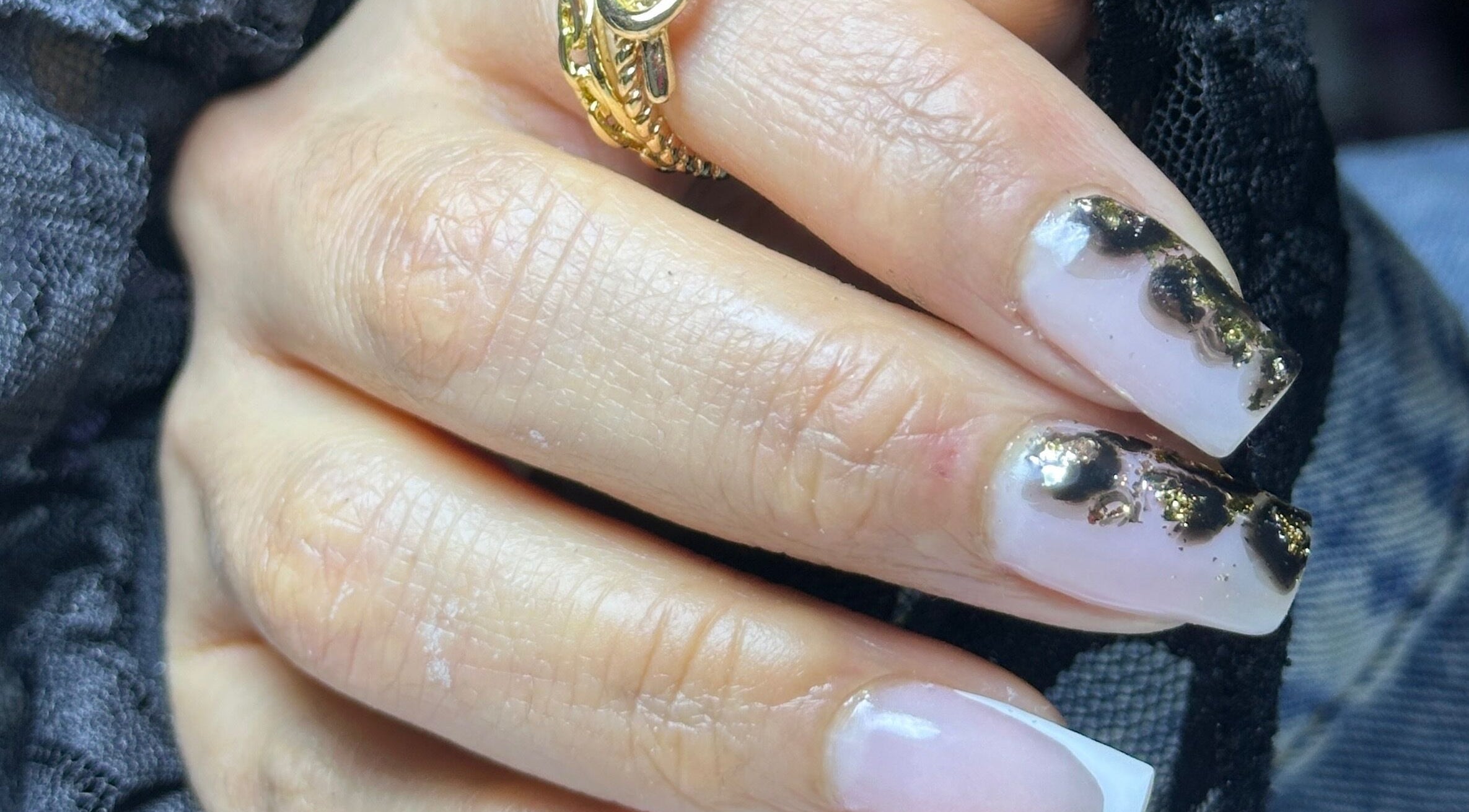Intricate nail art with gold details at Queen Studio in Ñuñoa, Región Metropolitana, CL.