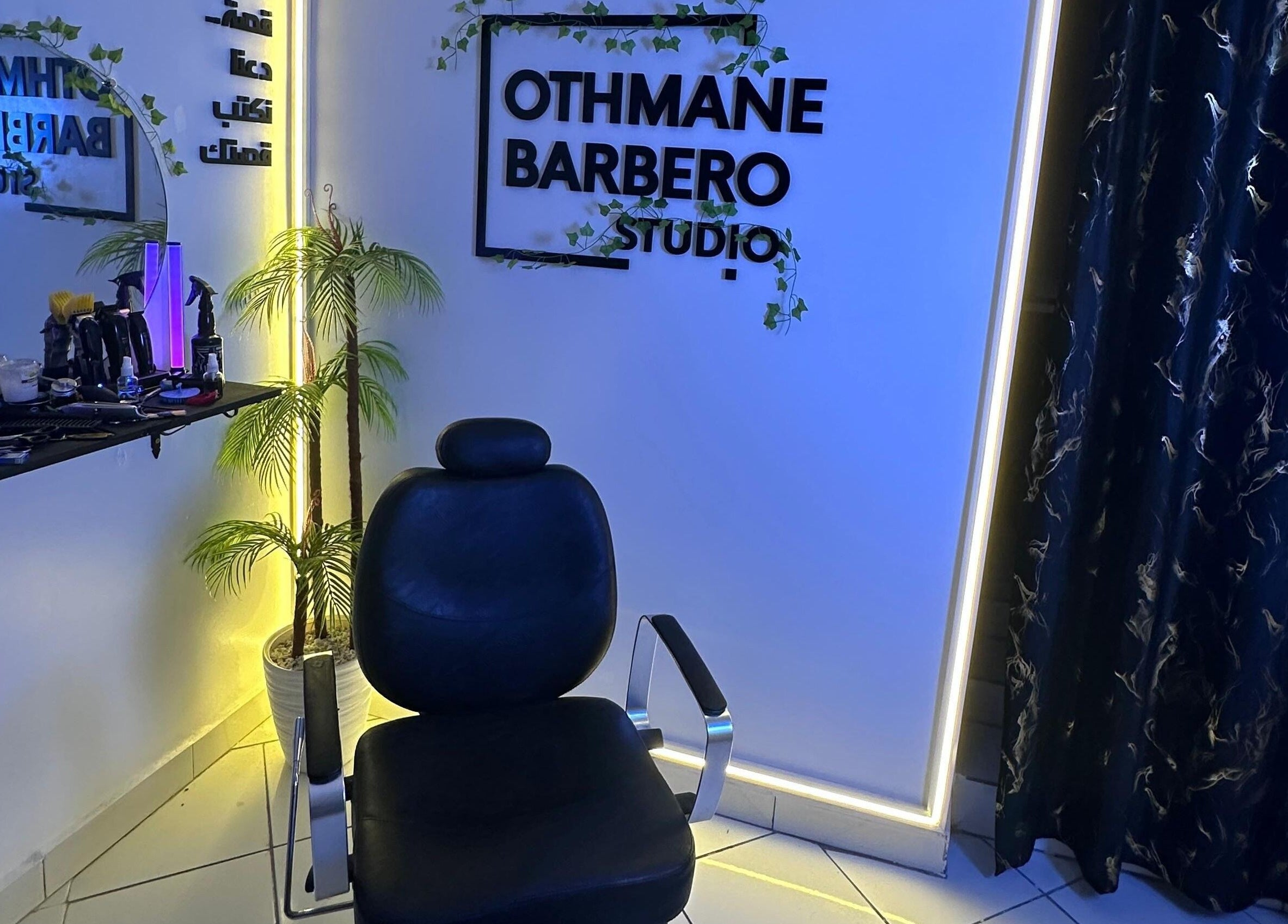 Intérieur élégant de OTHMANE BARBERO STUDIO à Tamesna, Rabat-salé-kénitra, MA, avec fauteuil et miroir.