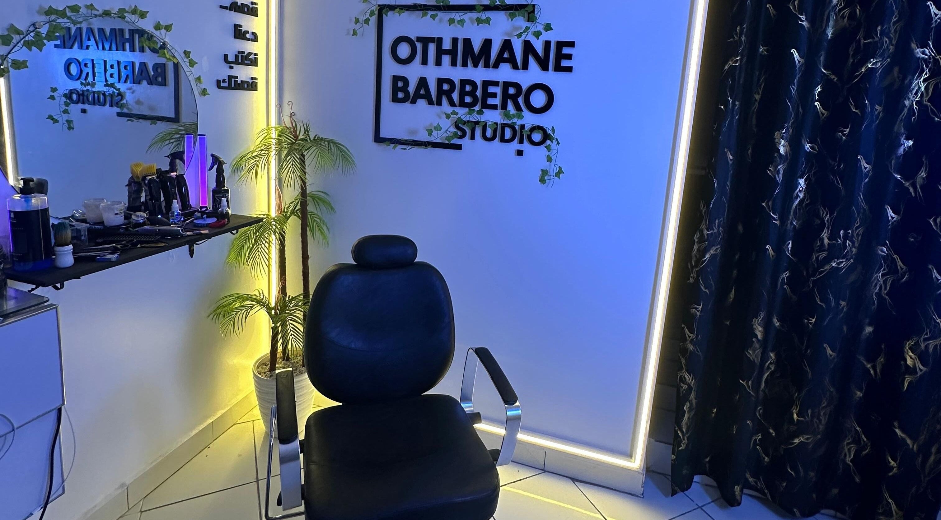Intérieur élégant de OTHMANE BARBERO STUDIO à Tamesna, Rabat-salé-kénitra, MA, avec fauteuil et miroir.