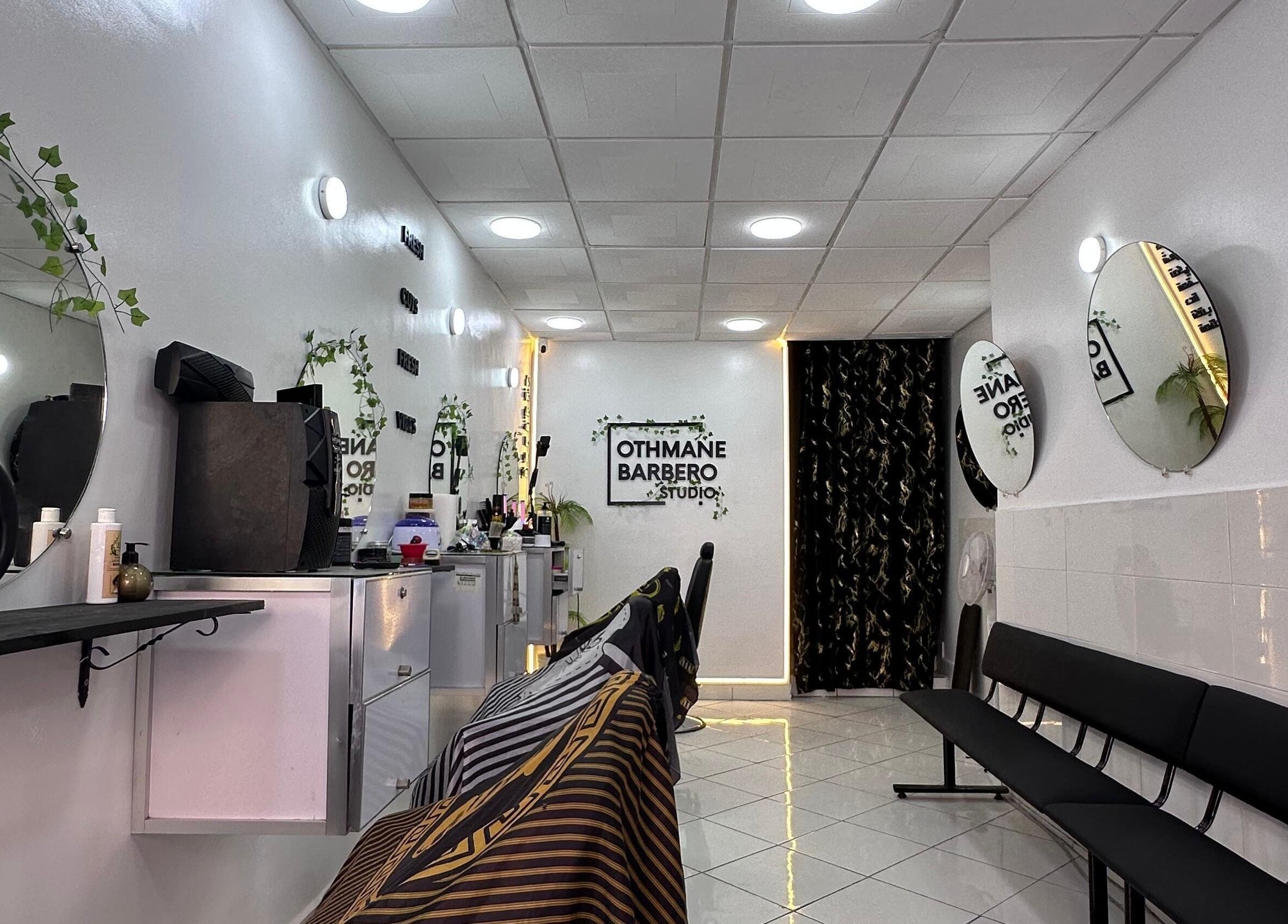 Intérieur moderne OTHMANE BARBERO STUDIO à Tamesna, Rabat-salé-kénitra, MA, décor élégant et équipements professionnels.