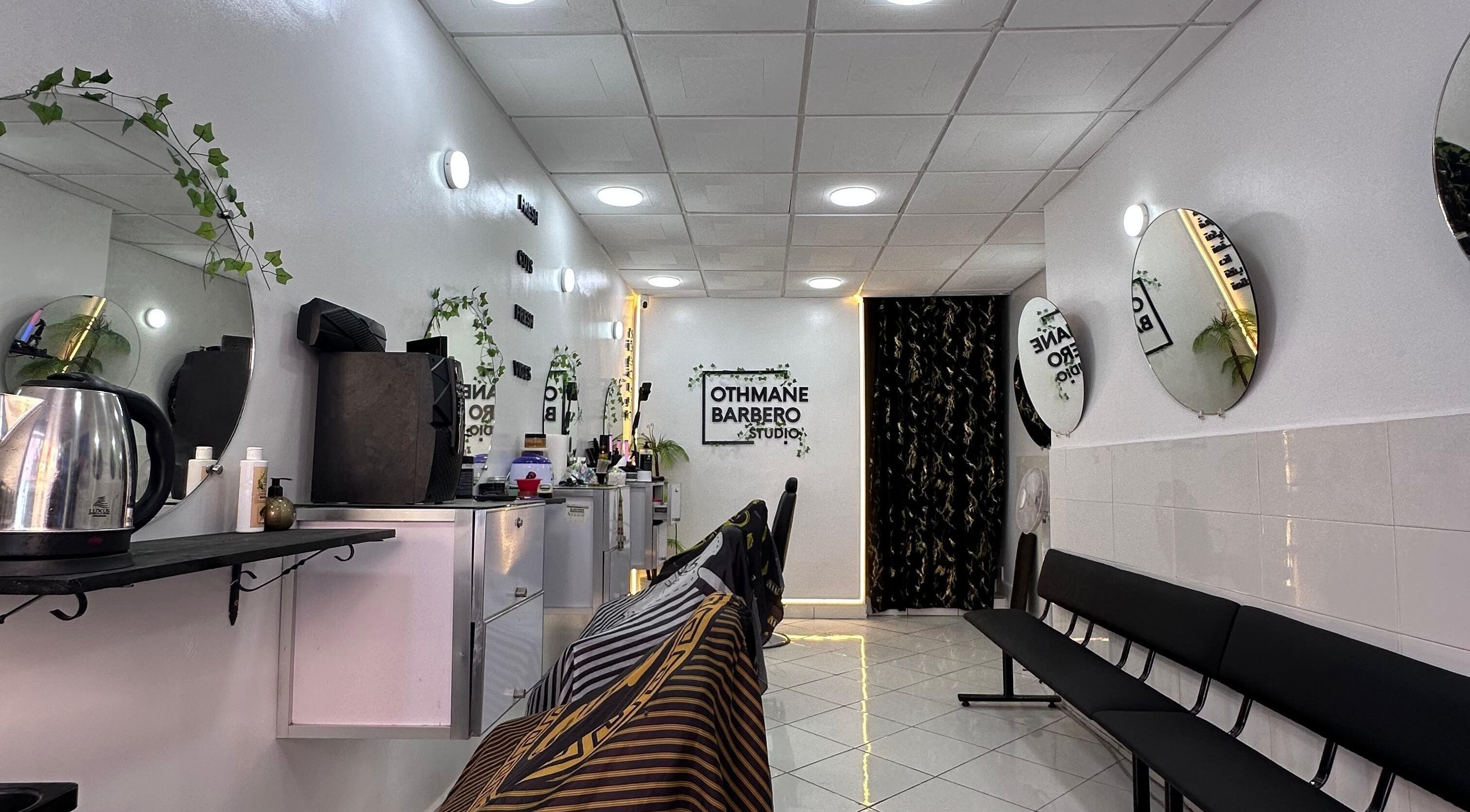 Intérieur moderne OTHMANE BARBERO STUDIO à Tamesna, Rabat-salé-kénitra, MA, décor élégant et équipements professionnels.