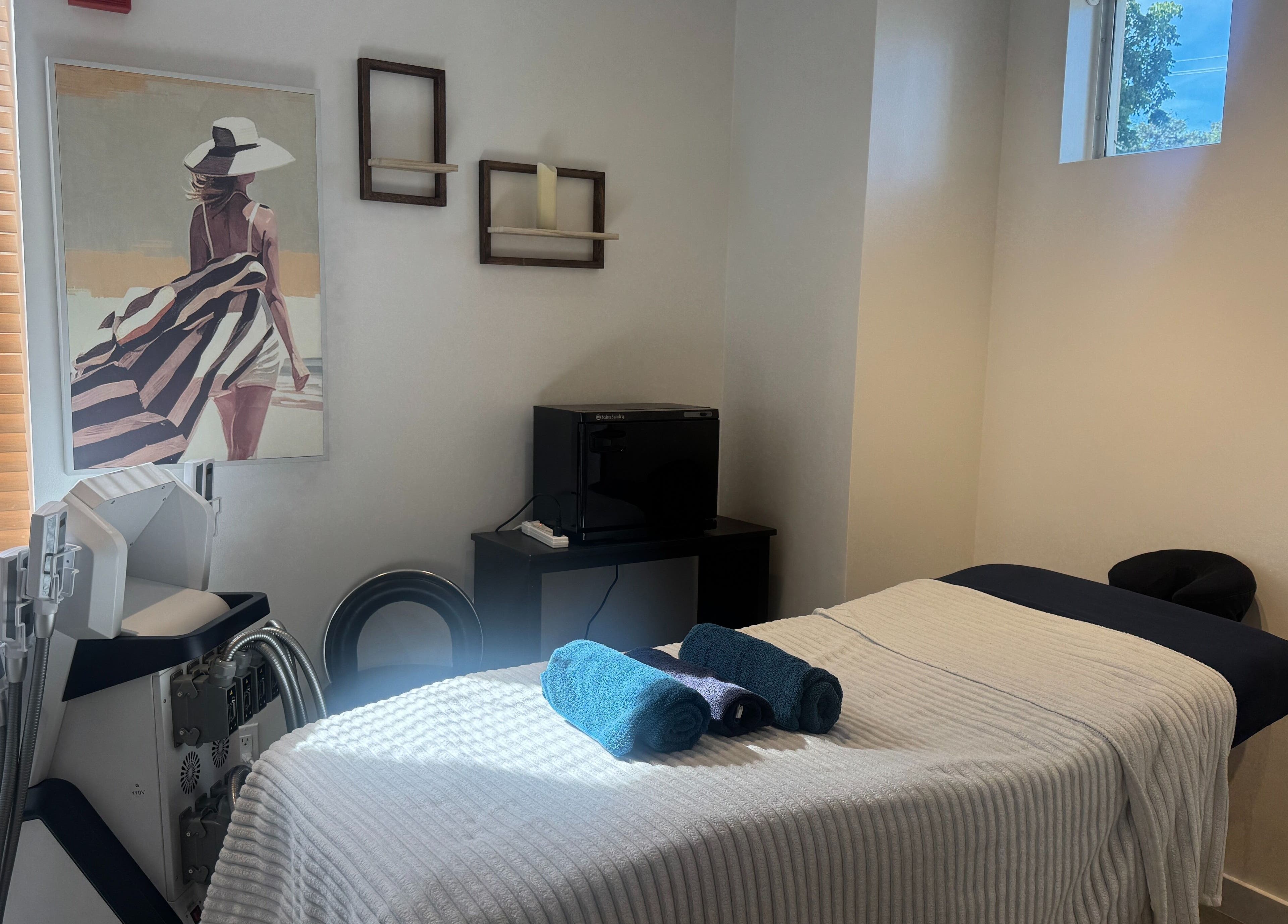 Cryo sculpting lab - Boca therapy room in Boca Raton, Florida, US with a massage table and cryo equipment.