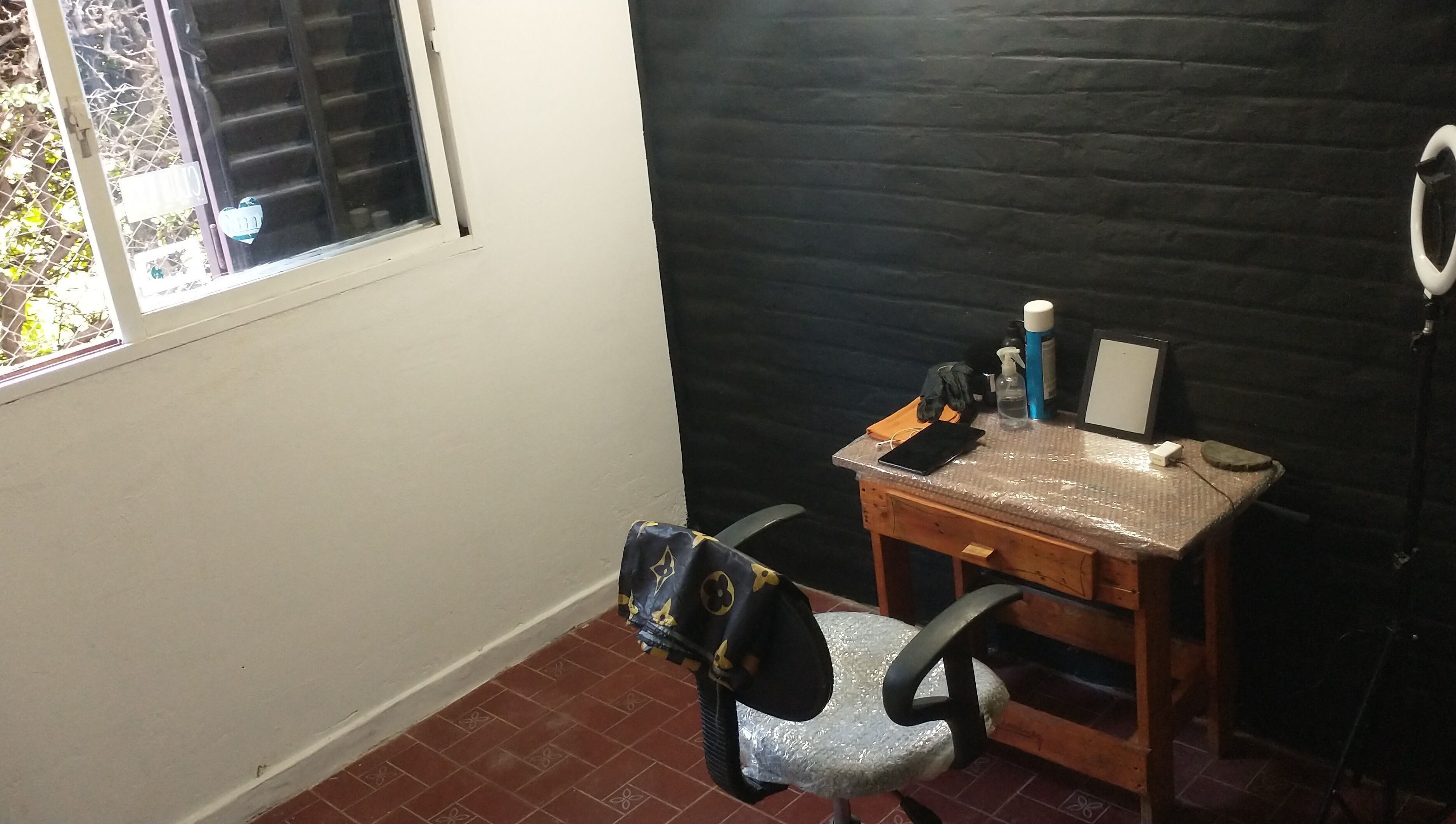 Sala de atención en Pirataa_Barber, Merlo, San Luis, AR con silla y escritorio de trabajo.