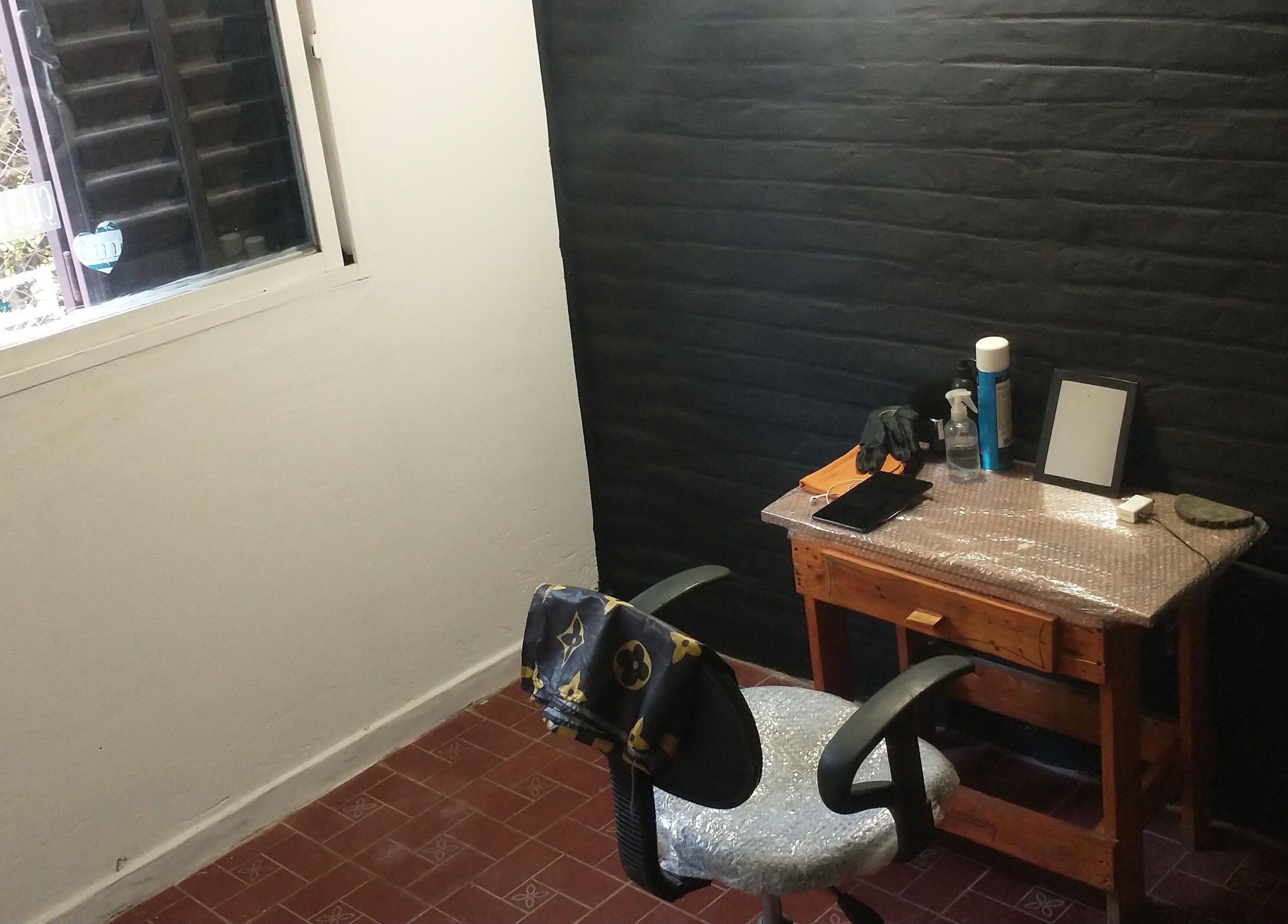 Sala de atención en Pirataa_Barber, Merlo, San Luis, AR con silla y escritorio de trabajo.