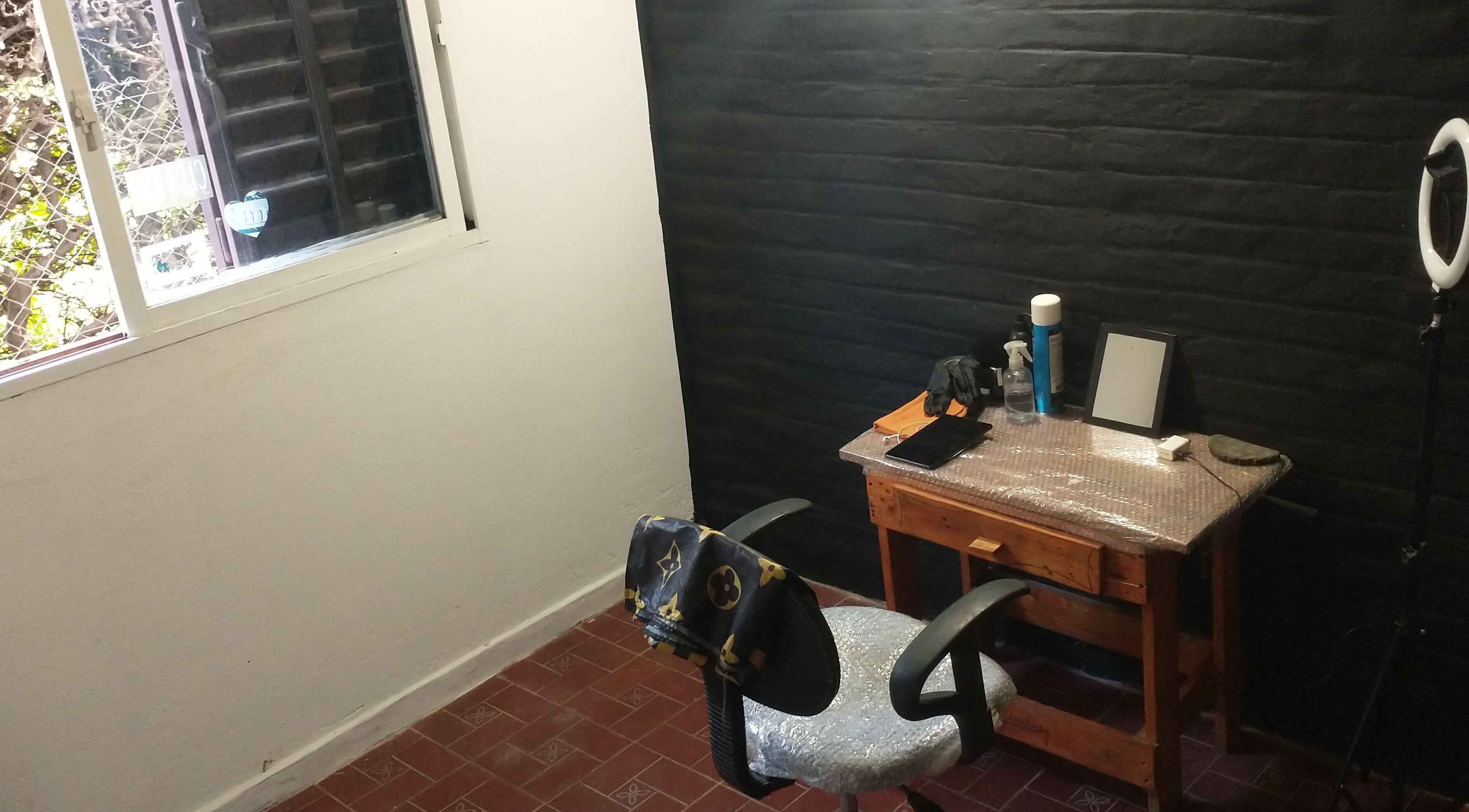 Sala de atención en Pirataa_Barber, Merlo, San Luis, AR con silla y escritorio de trabajo.