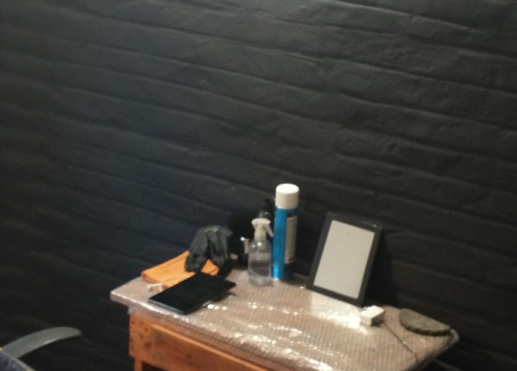 Estación de trabajo en Pirataa_Barber, Merlo, San Luis, AR, con herramientas de peluquería sobre una mesa.