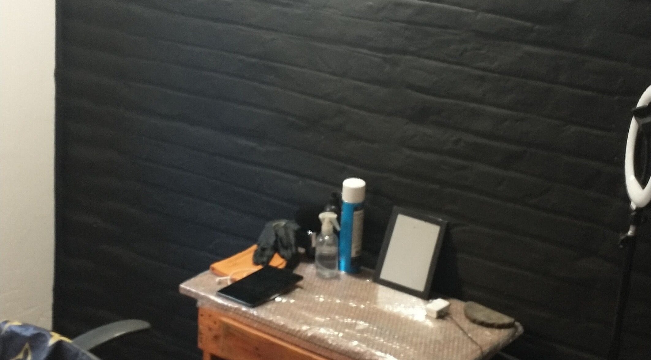 Estación de trabajo en Pirataa_Barber, Merlo, San Luis, AR, con herramientas de peluquería sobre una mesa.