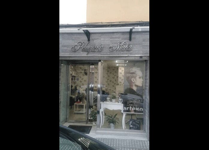 Fachada moderna de Peluquería Marta en Málaga, Andalucía, ES, transmitiendo estilo y acogida.