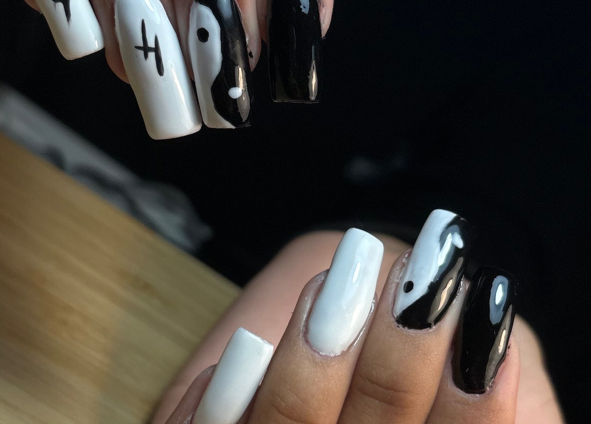 Black and white nail art at Thenailsfirst, Queluz, Lisboa, PT, showcasing creative designs.