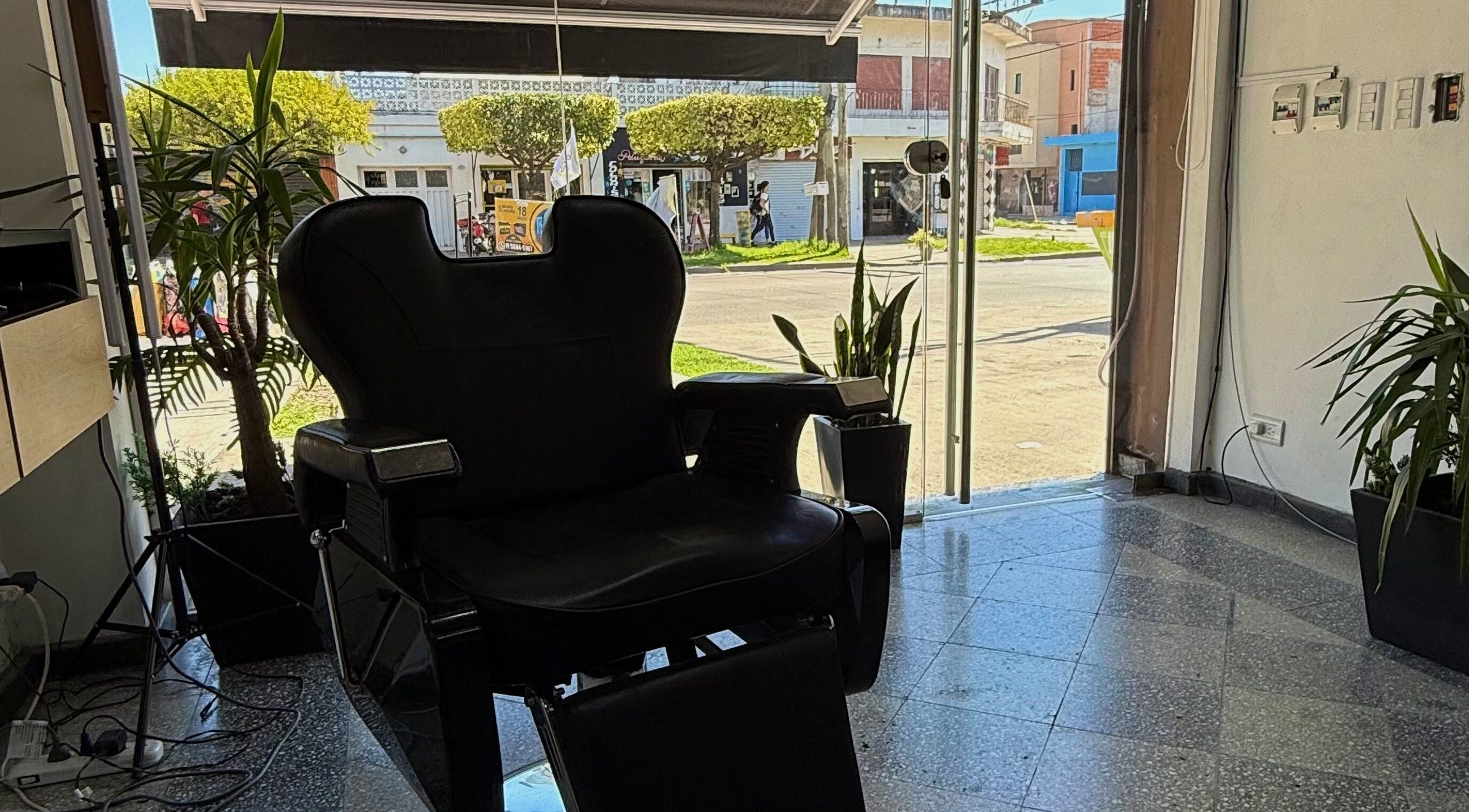 Interior de O’fade Barbershop en San Francisco Solano, Provincia De Buenos Aires, AR con silla de barbero.