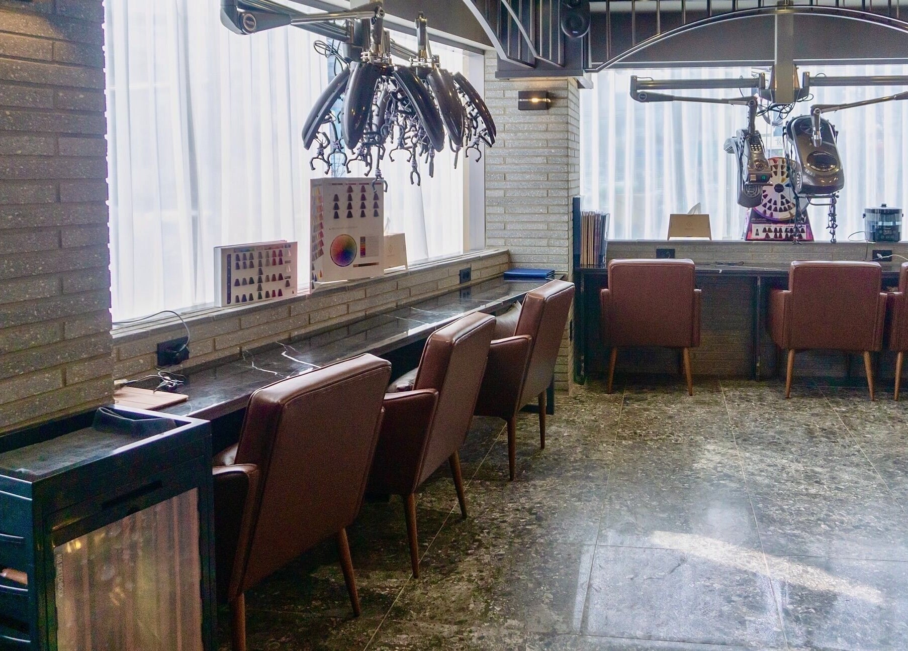 Modern interior of Hair the Beau Seoul National University Station in 서울특별시, 서울특별시, KR.