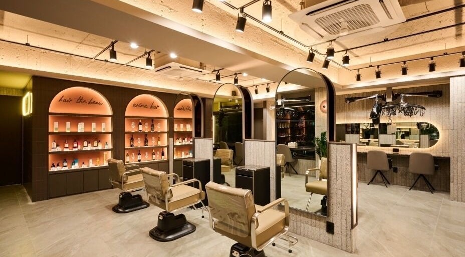 Modern interior of Hair the beau Konkuk University in 서울특별시, featuring stylish salon chairs and mirrors.