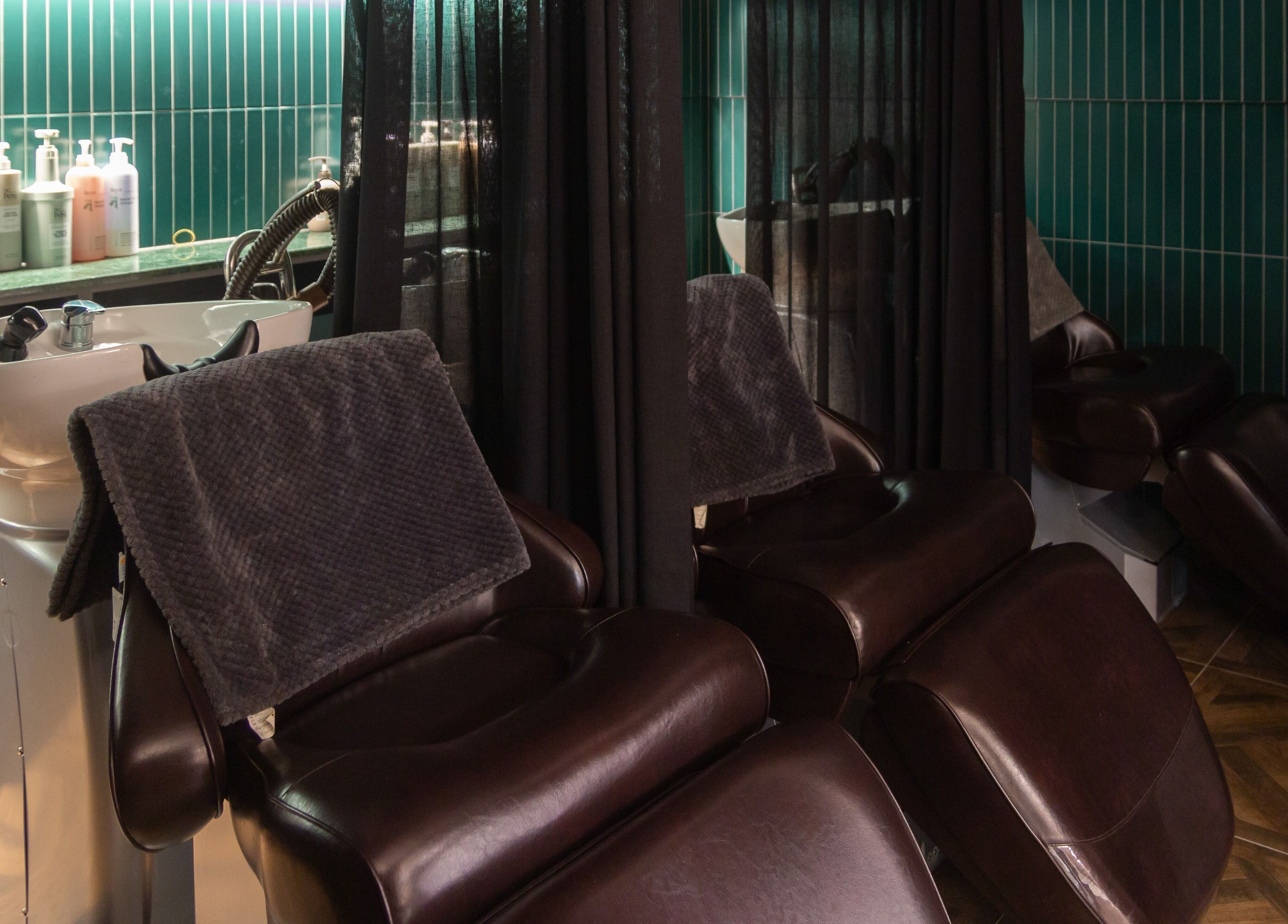 Relaxing hair washing chairs at HAIR THE BEAU GANGNAM, 서울특별시, 서울특별시, KR with green tiled walls.