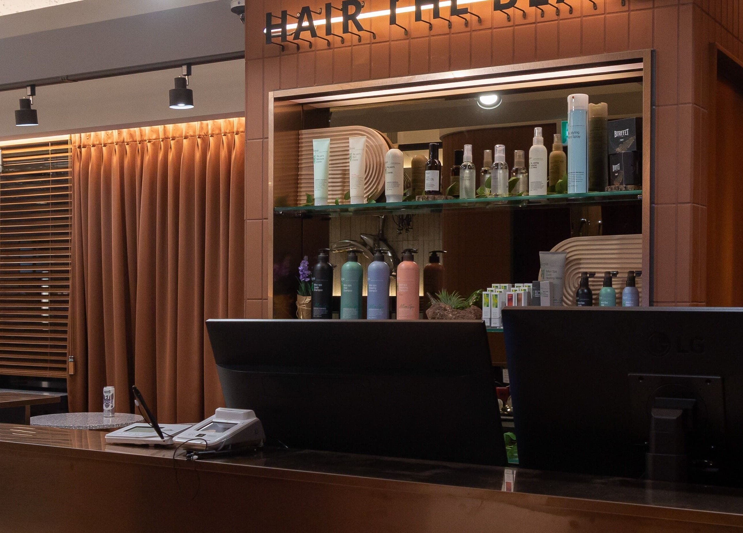 Reception at HAIR THE BEAU GANGNAM, 서울특별시, 서울특별시, KR with stylish decor and beauty products.
